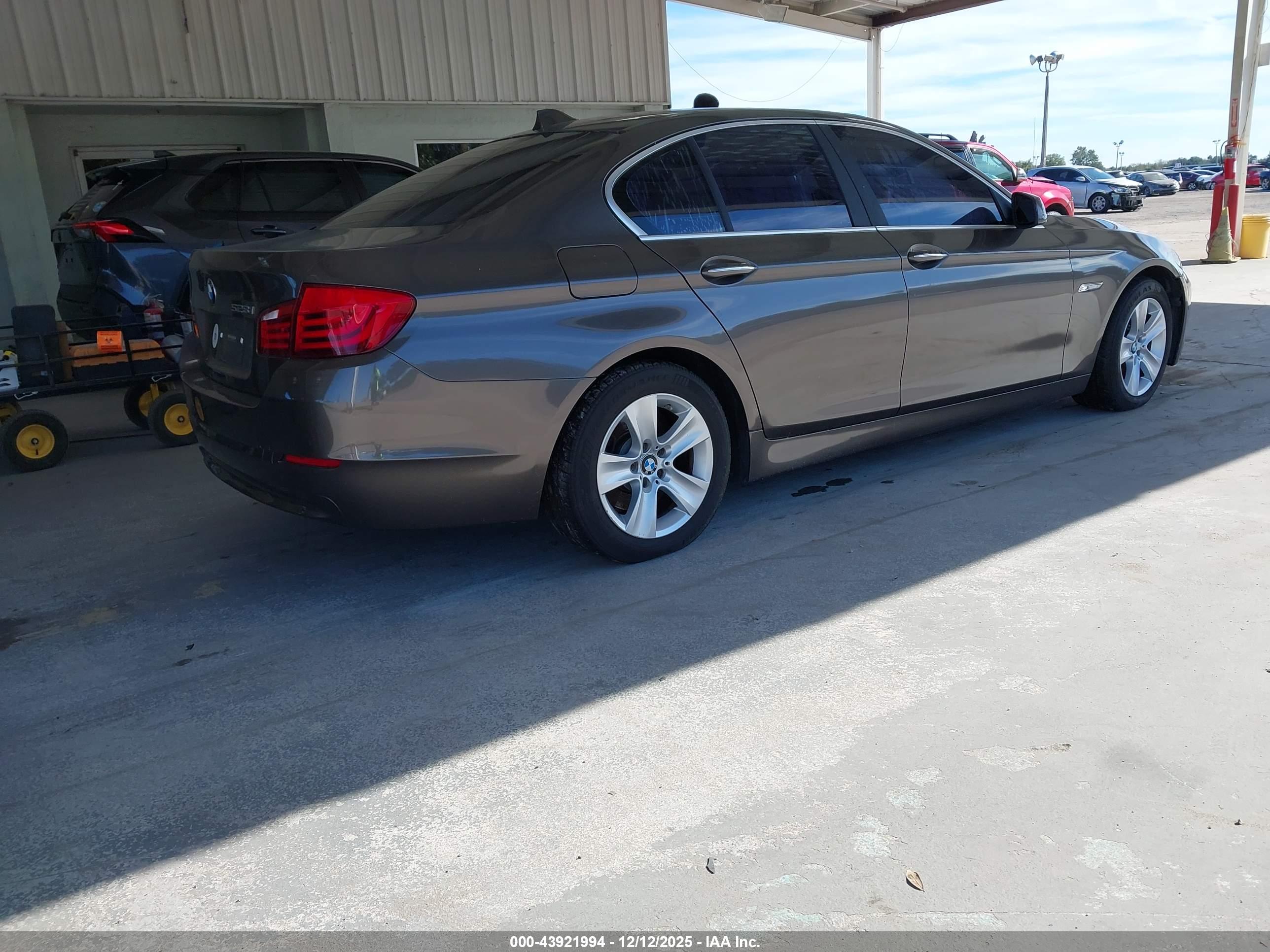 BMW 528I image 4