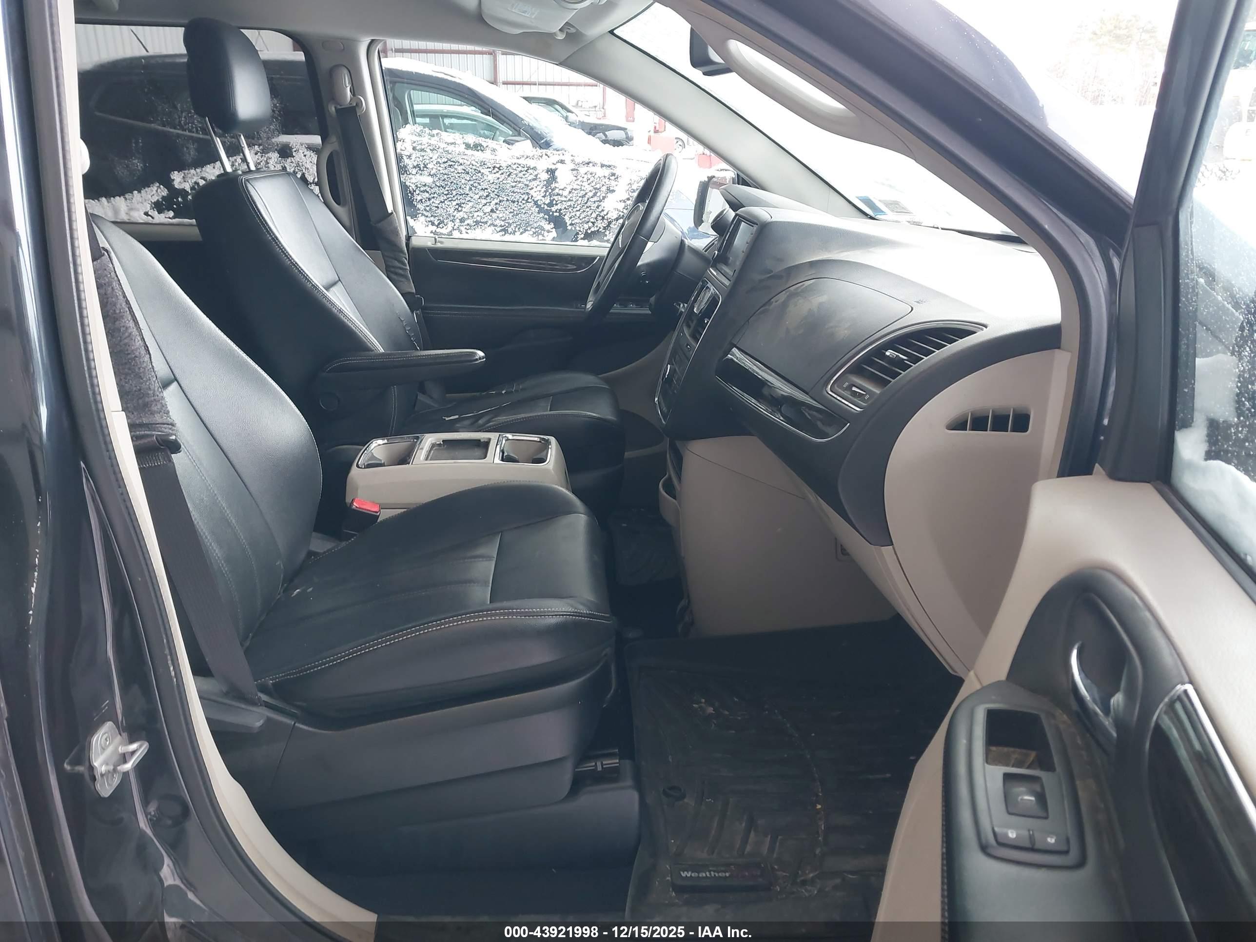 CHRYSLER TOWN image 5