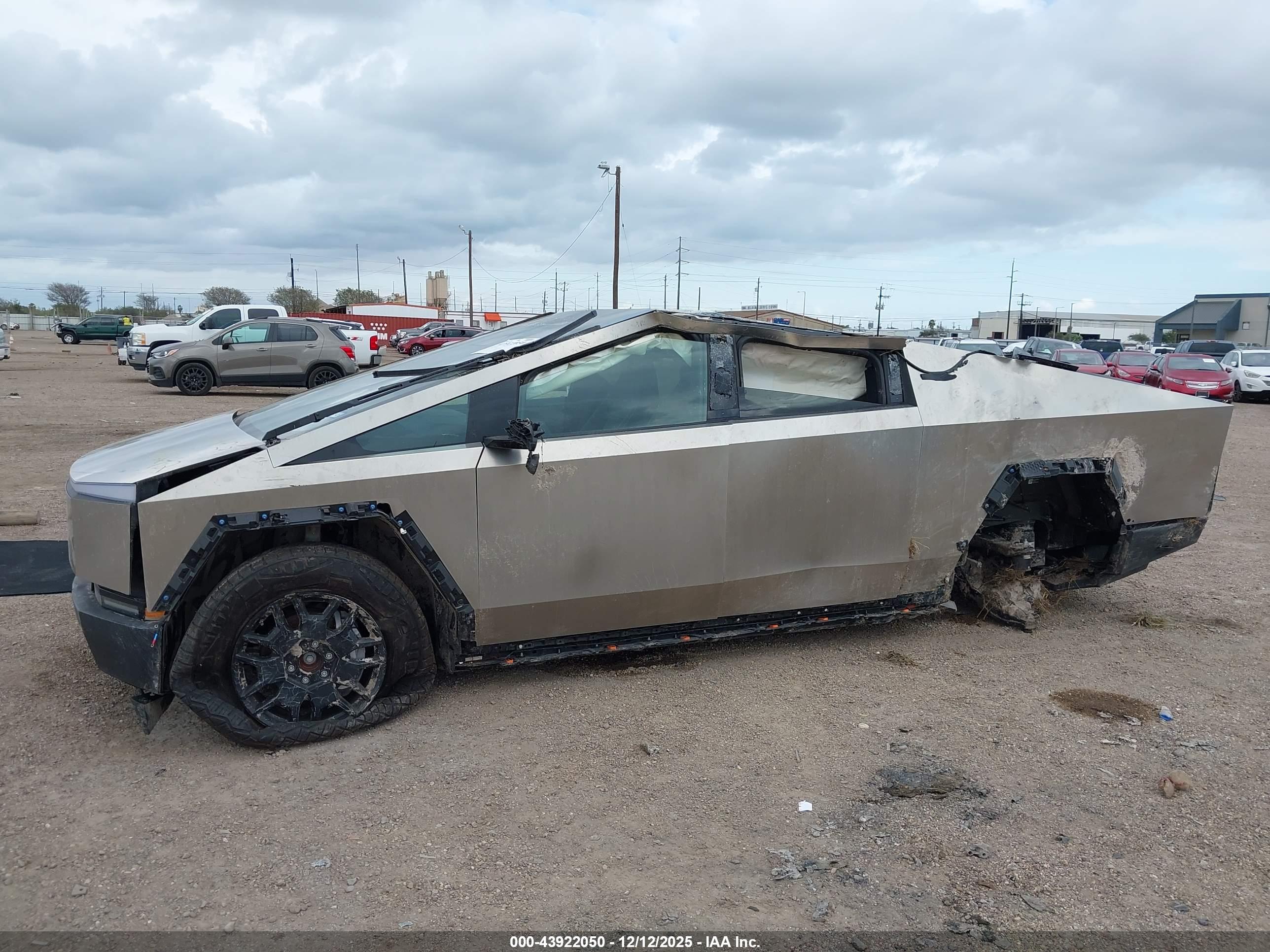 TESLA CYBERTRUCK image 6