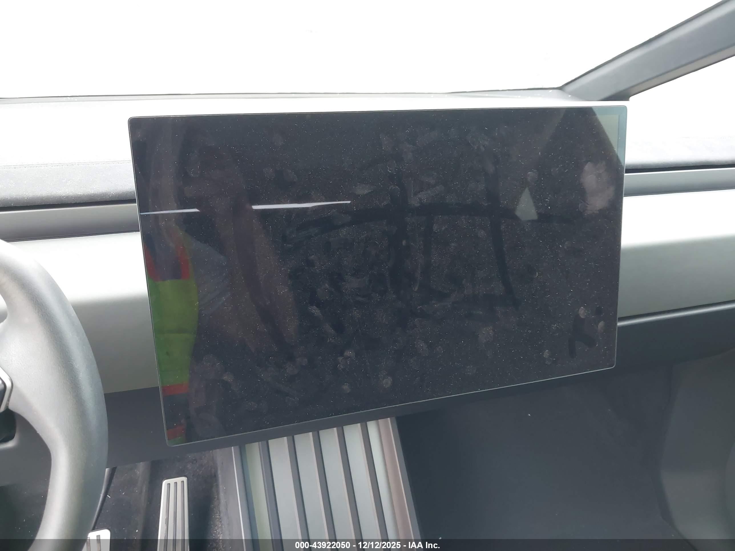 TESLA CYBERTRUCK image 7