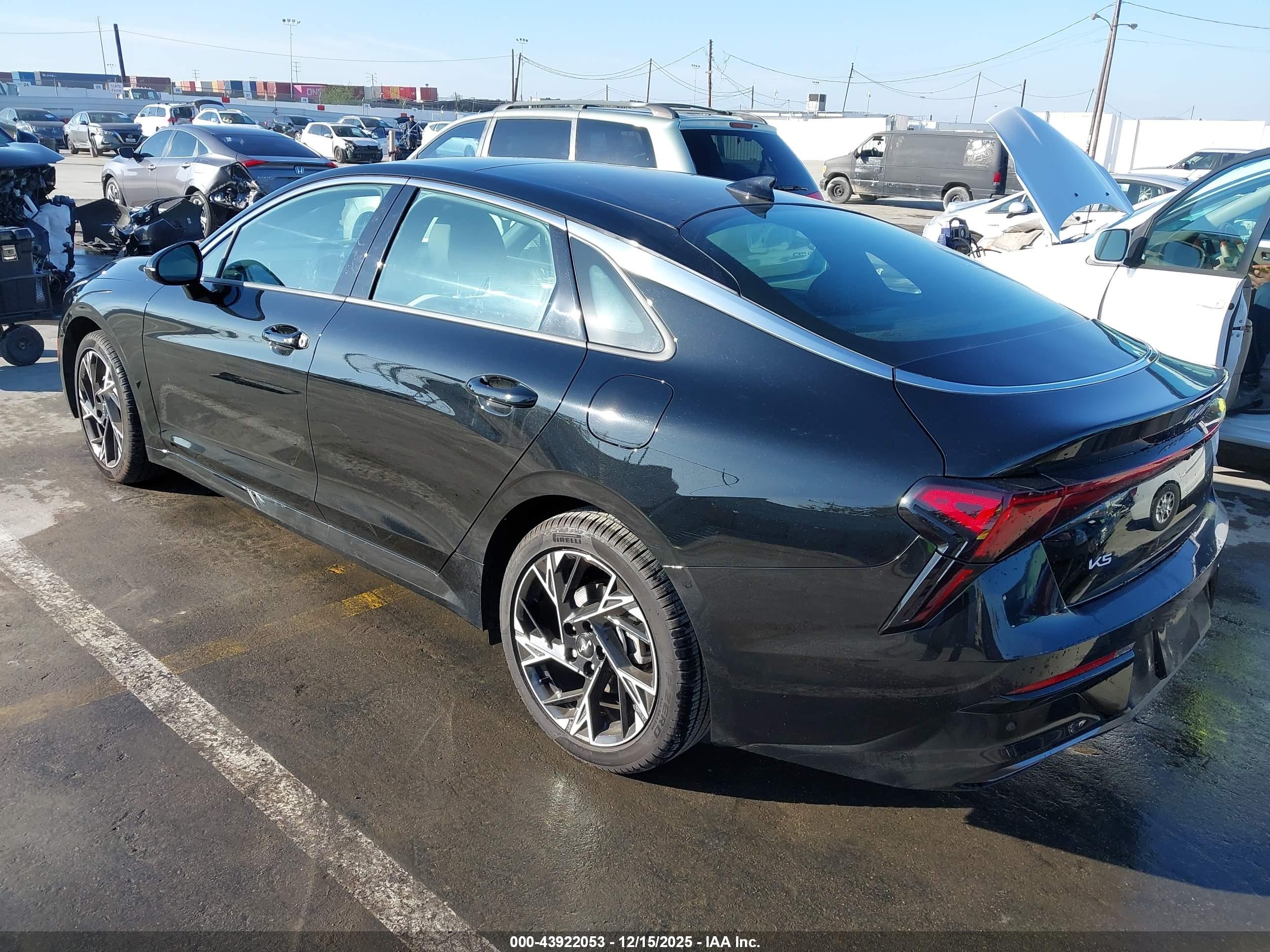 KIA K5 image 3