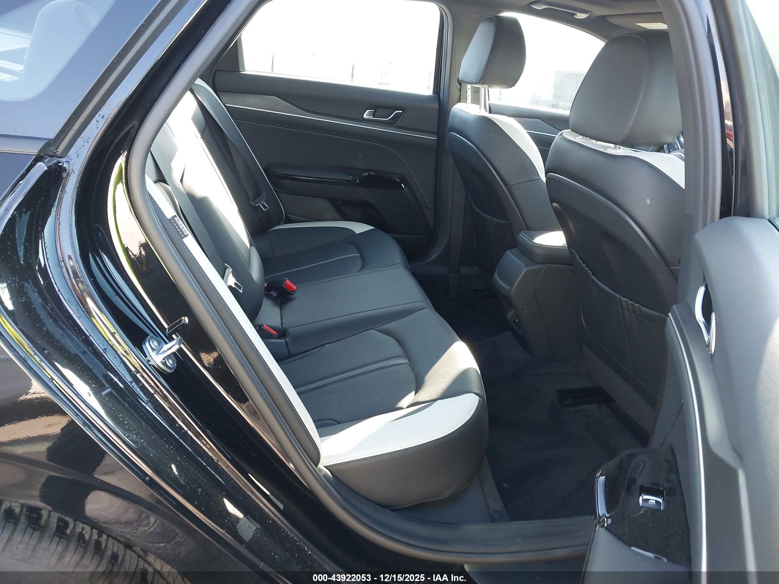 KIA K5 image 8
