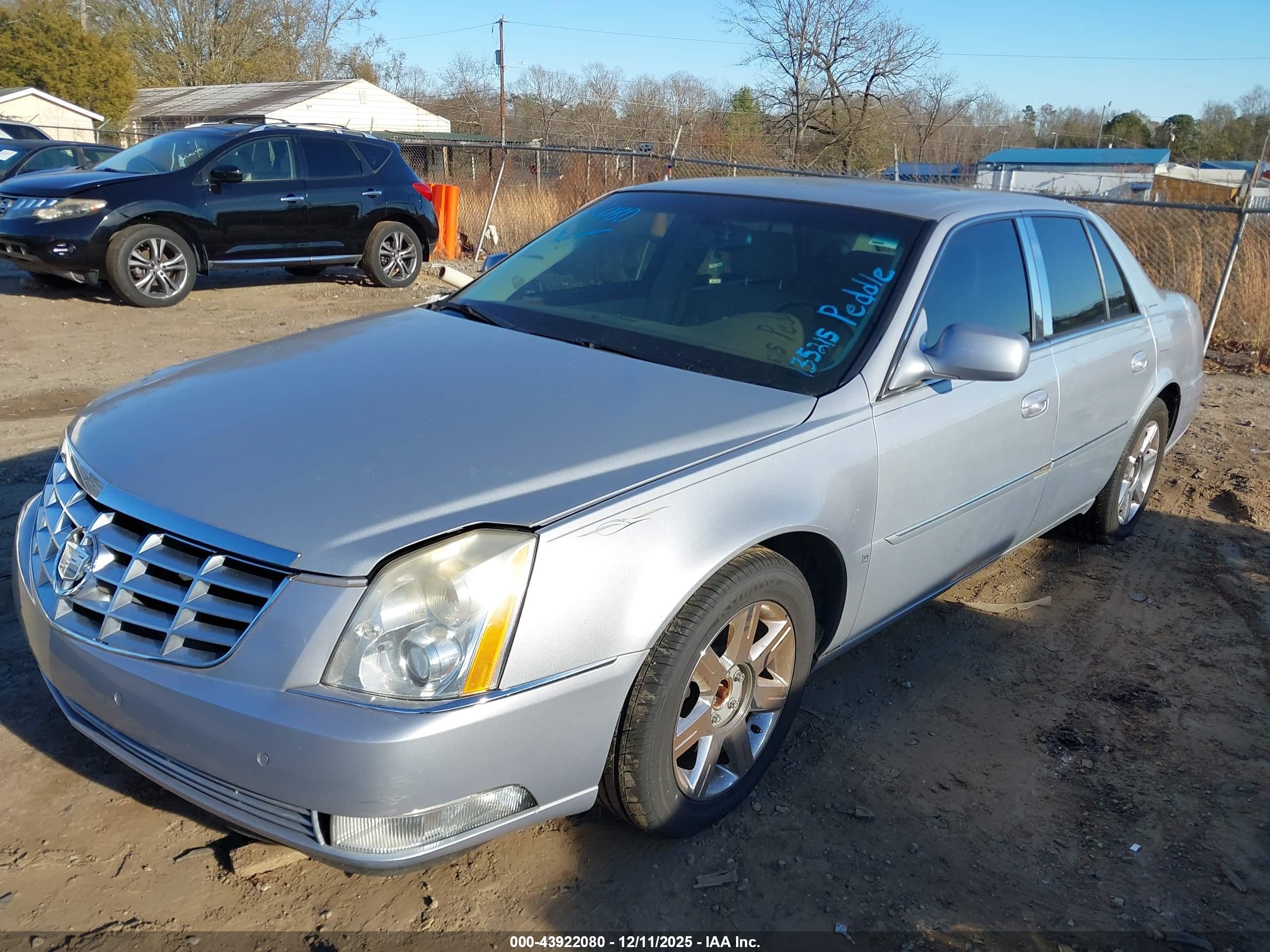 CADILLAC DTS image 2