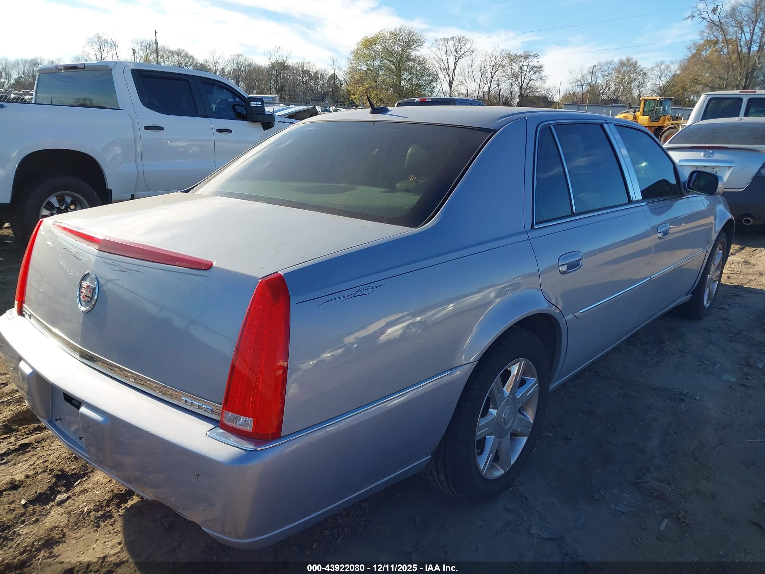 CADILLAC DTS image 4