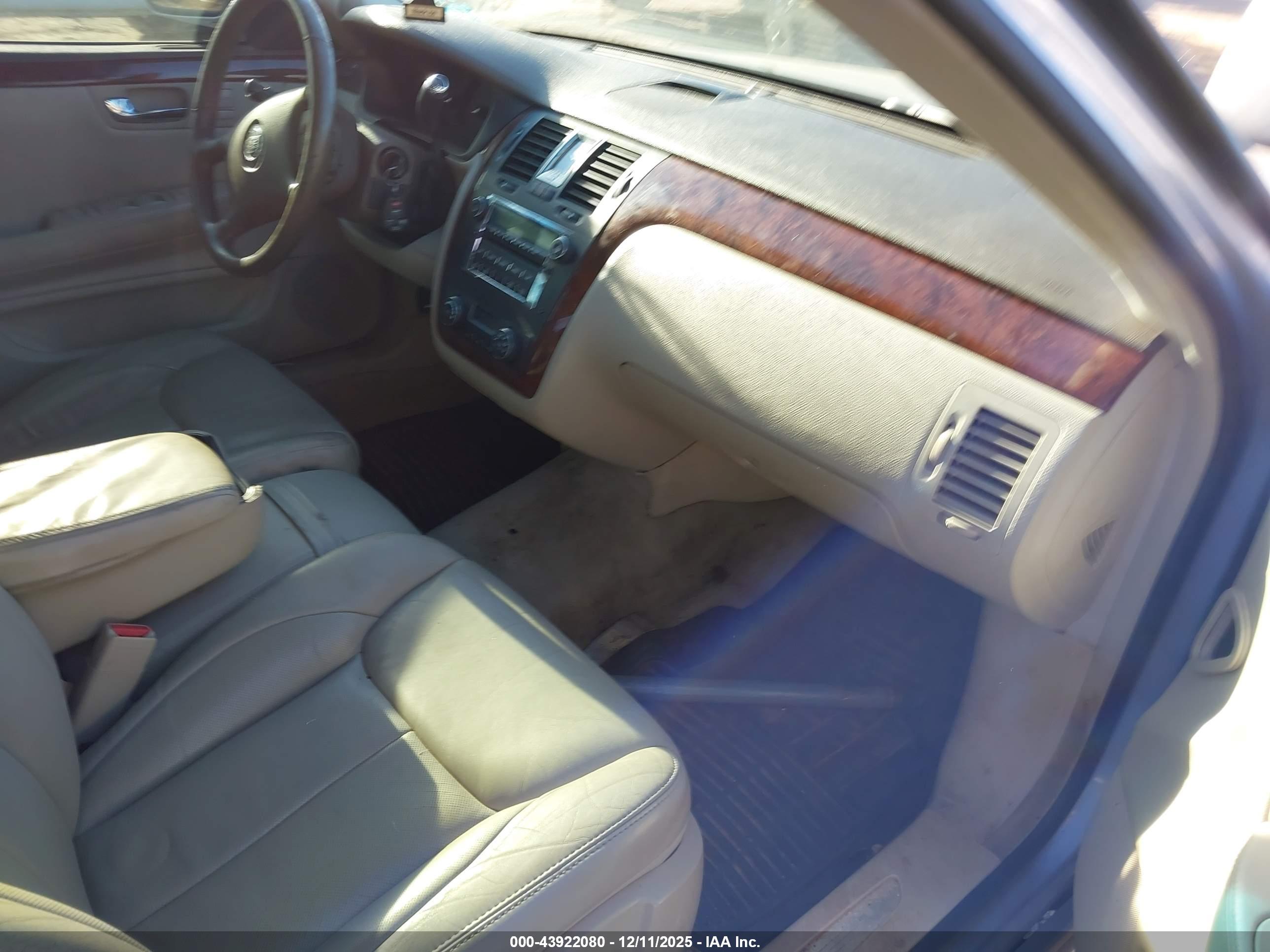 CADILLAC DTS image 5