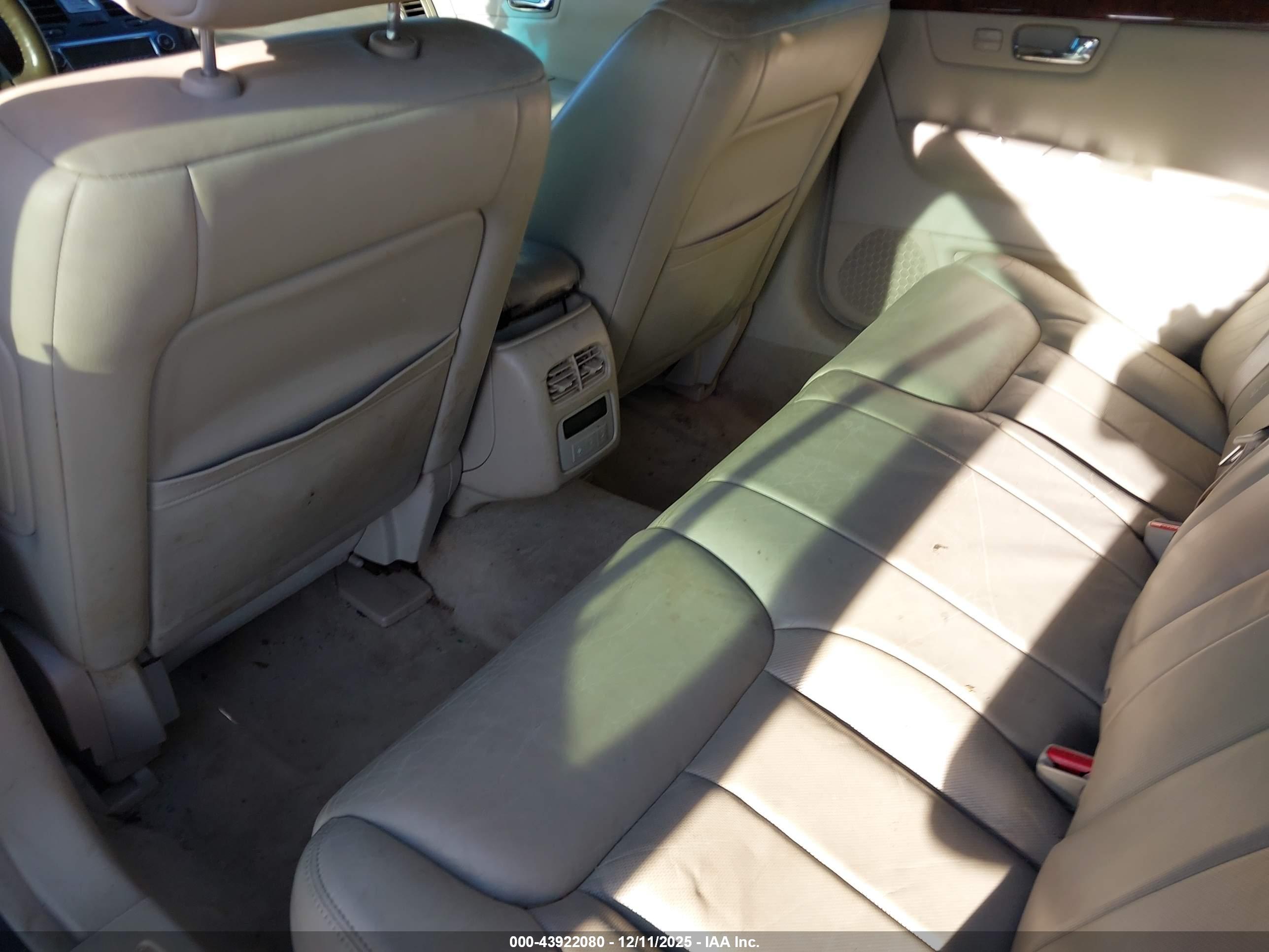 CADILLAC DTS image 8