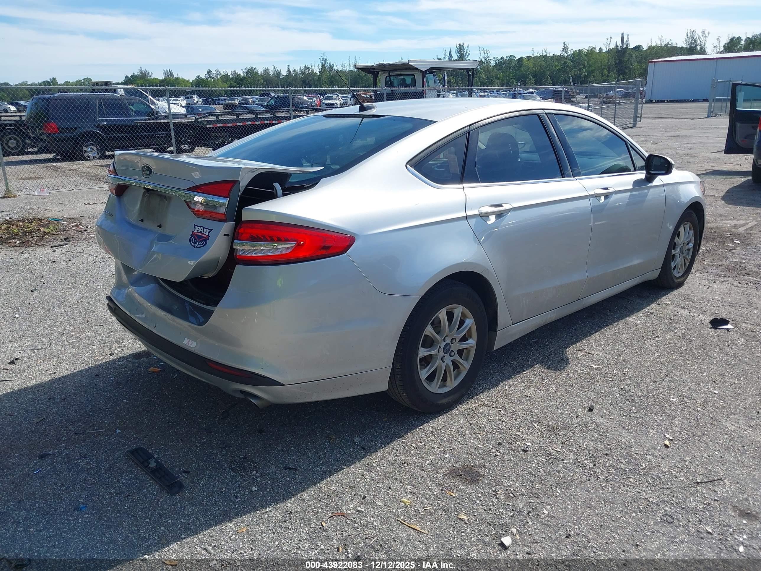 FORD FUSION image 4
