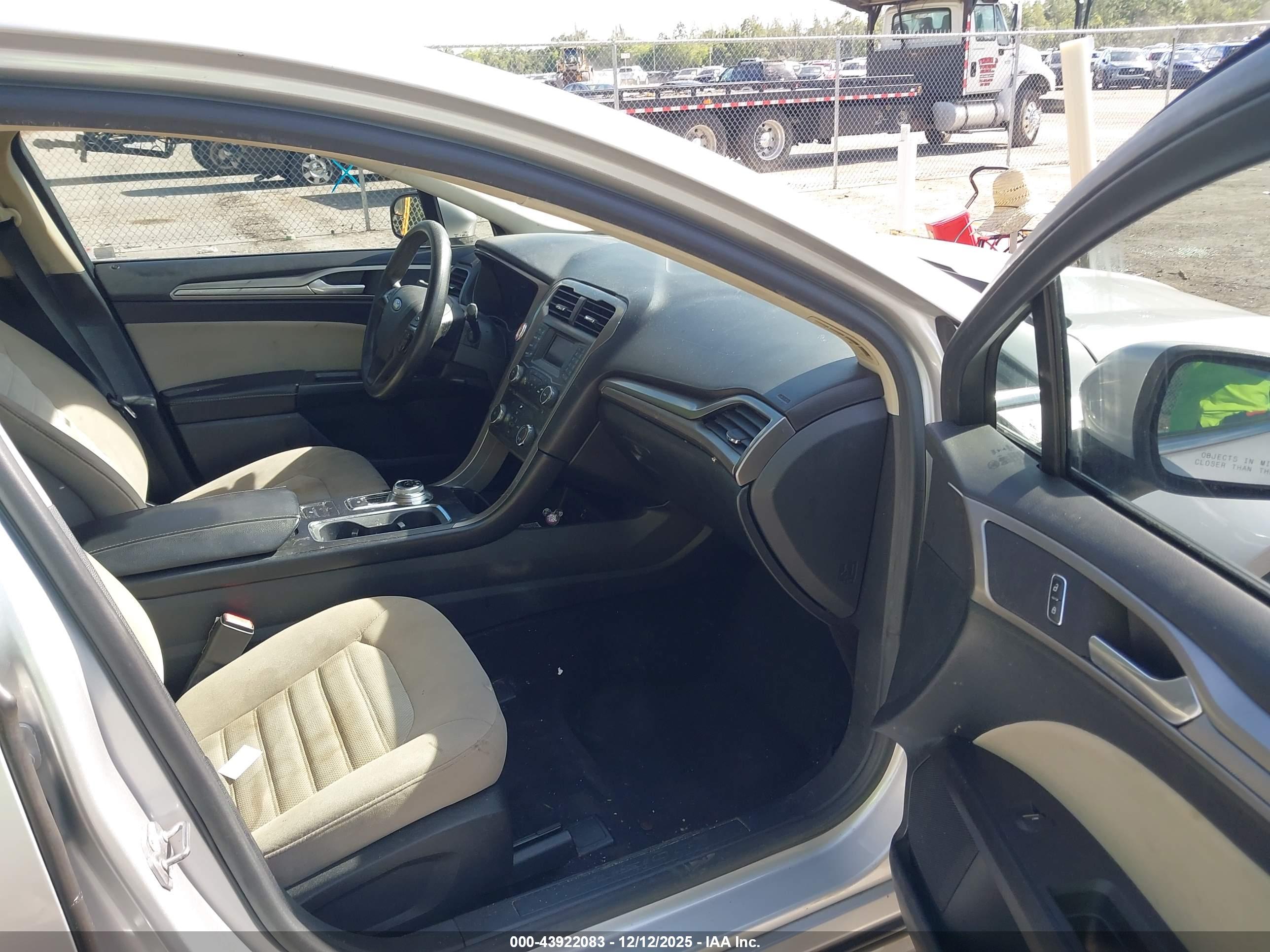 FORD FUSION image 5
