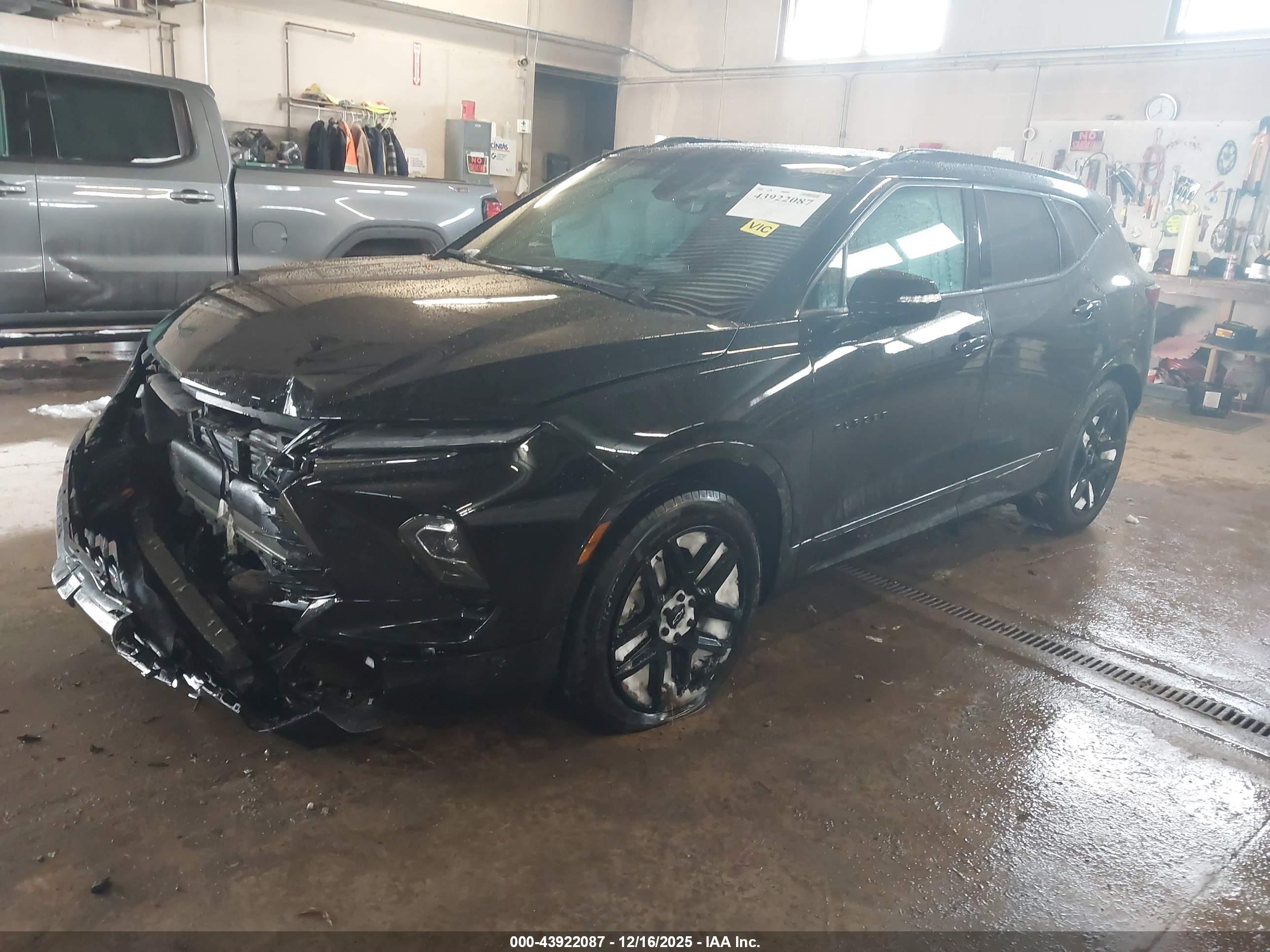 CHEVROLET BLAZER image 2
