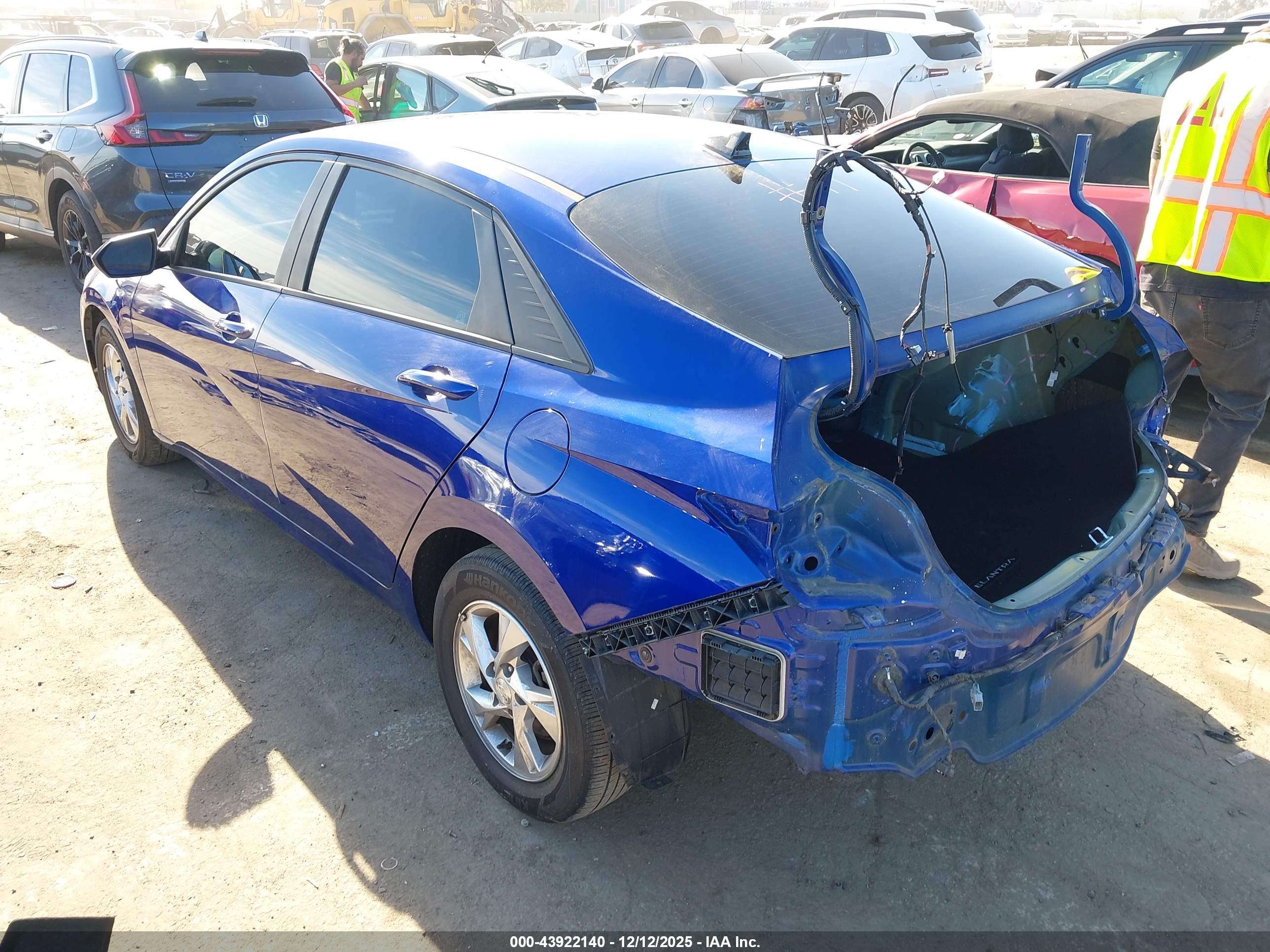 HYUNDAI ELANTRA image 3