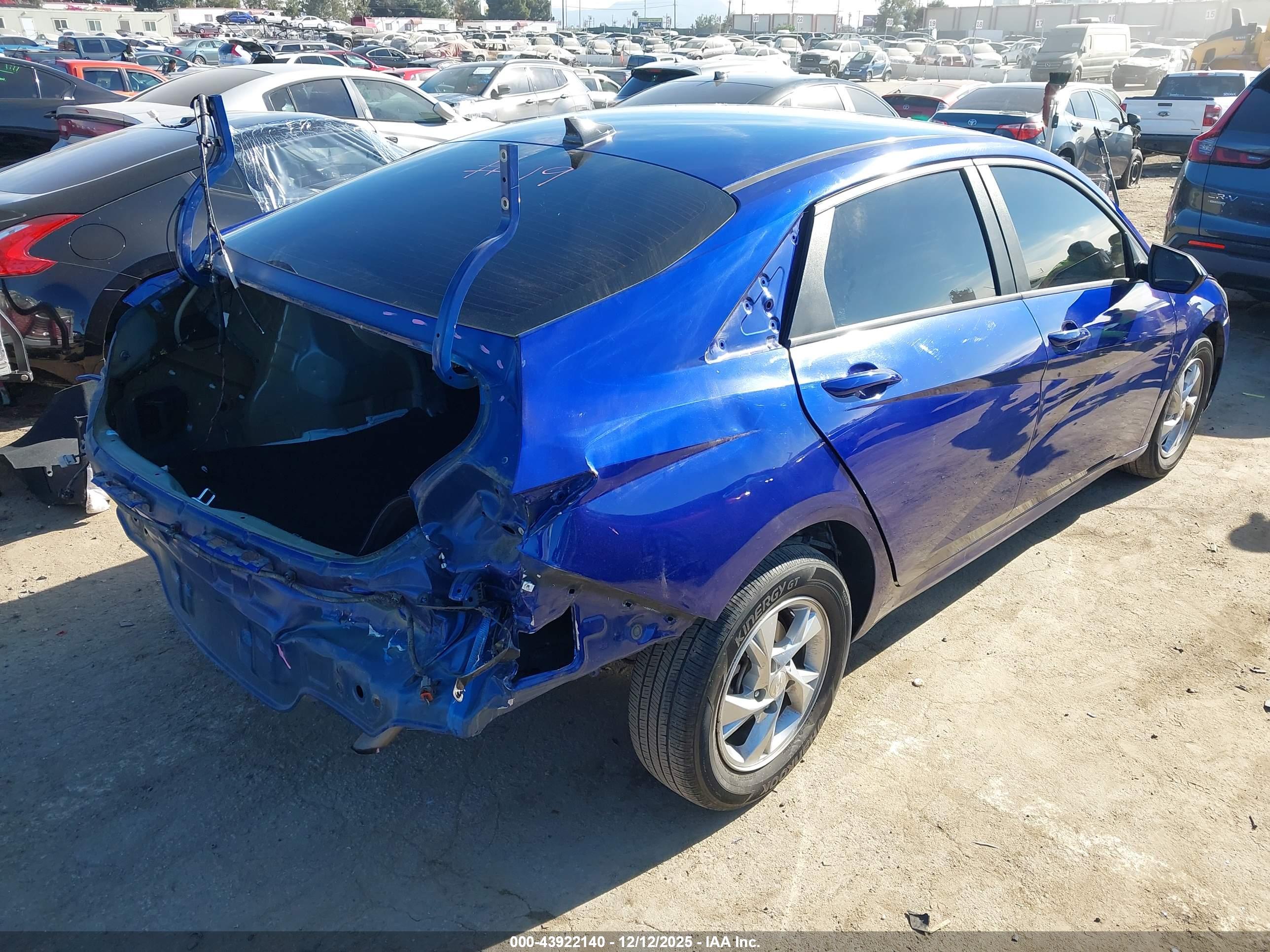 HYUNDAI ELANTRA image 4