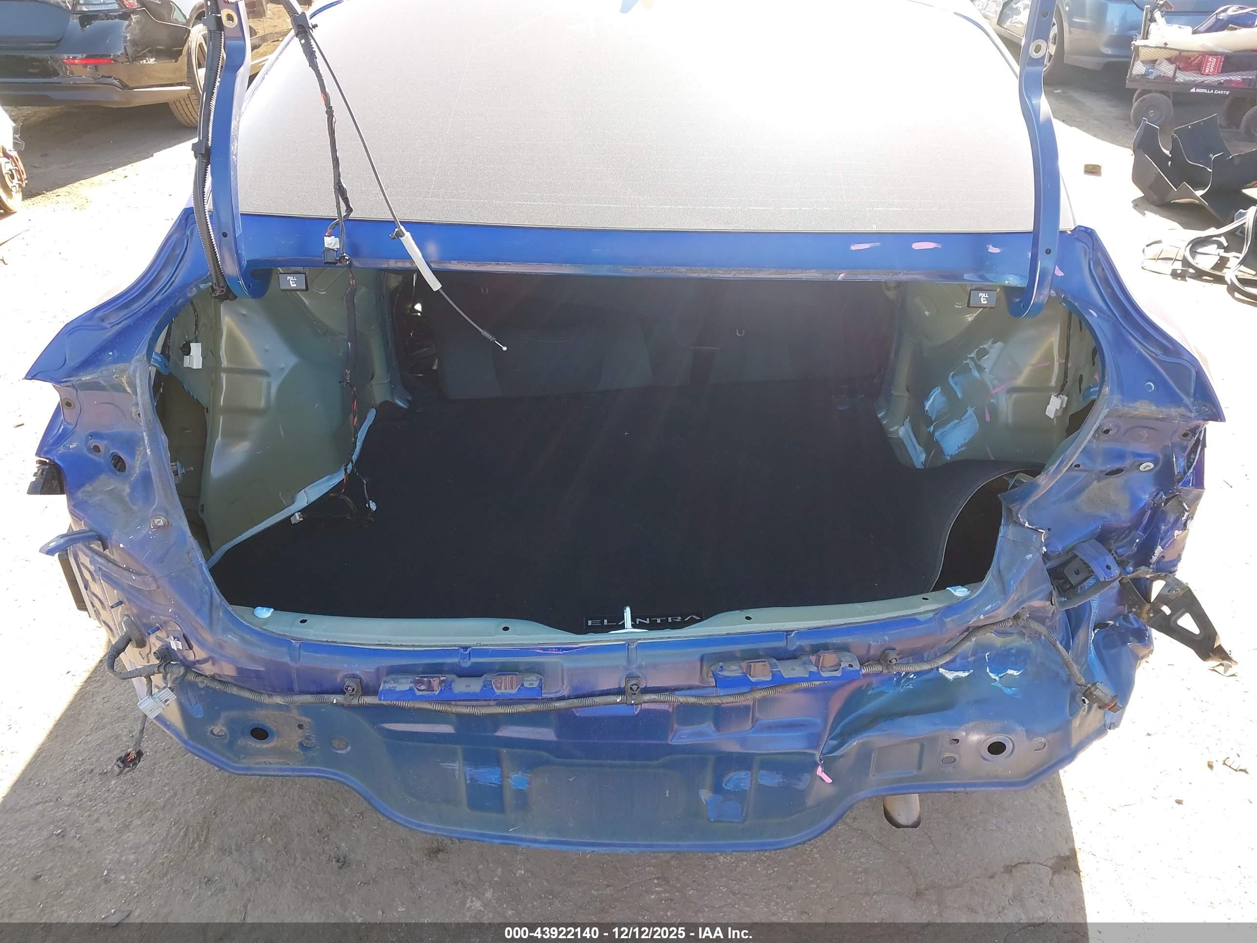 HYUNDAI ELANTRA image 6