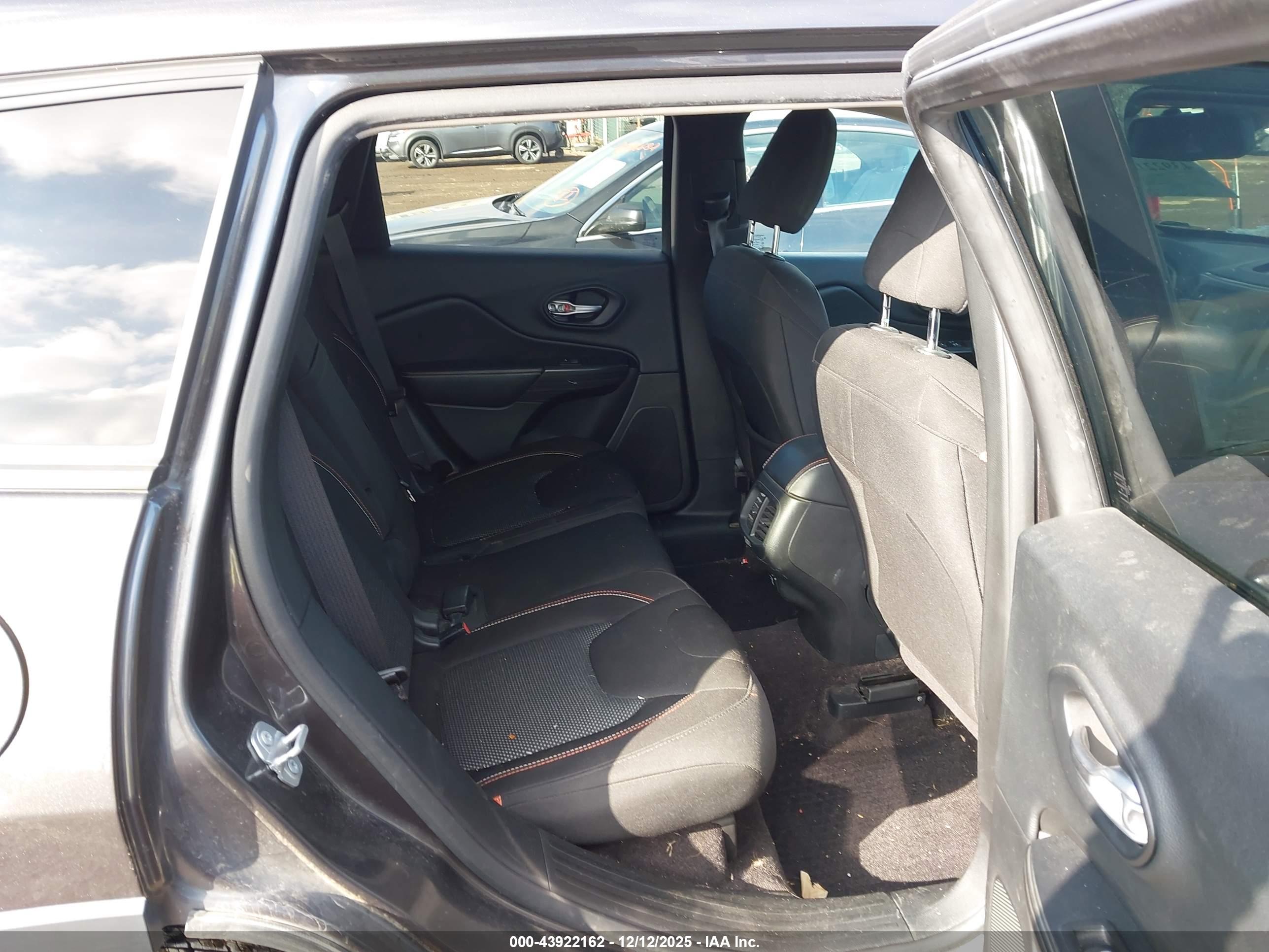JEEP CHEROKEE image 8