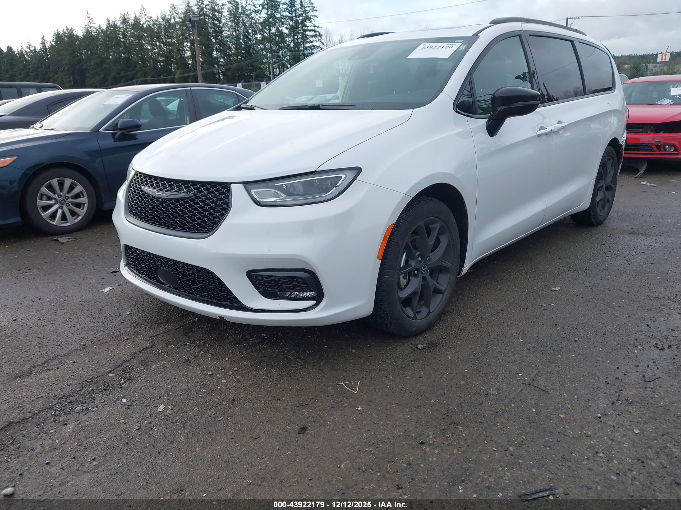 CHRYSLER PACIFICA image 2