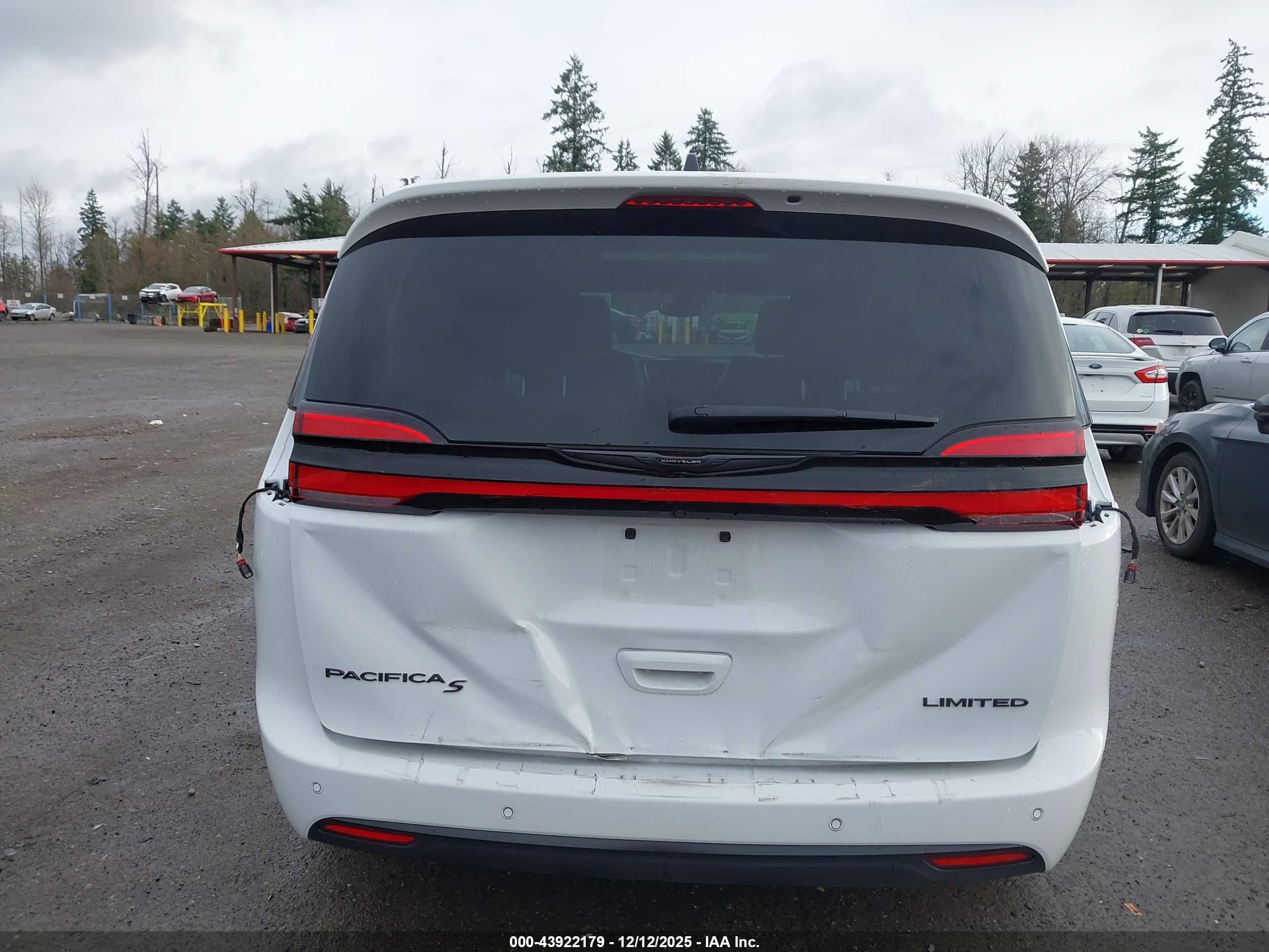 CHRYSLER PACIFICA image 6