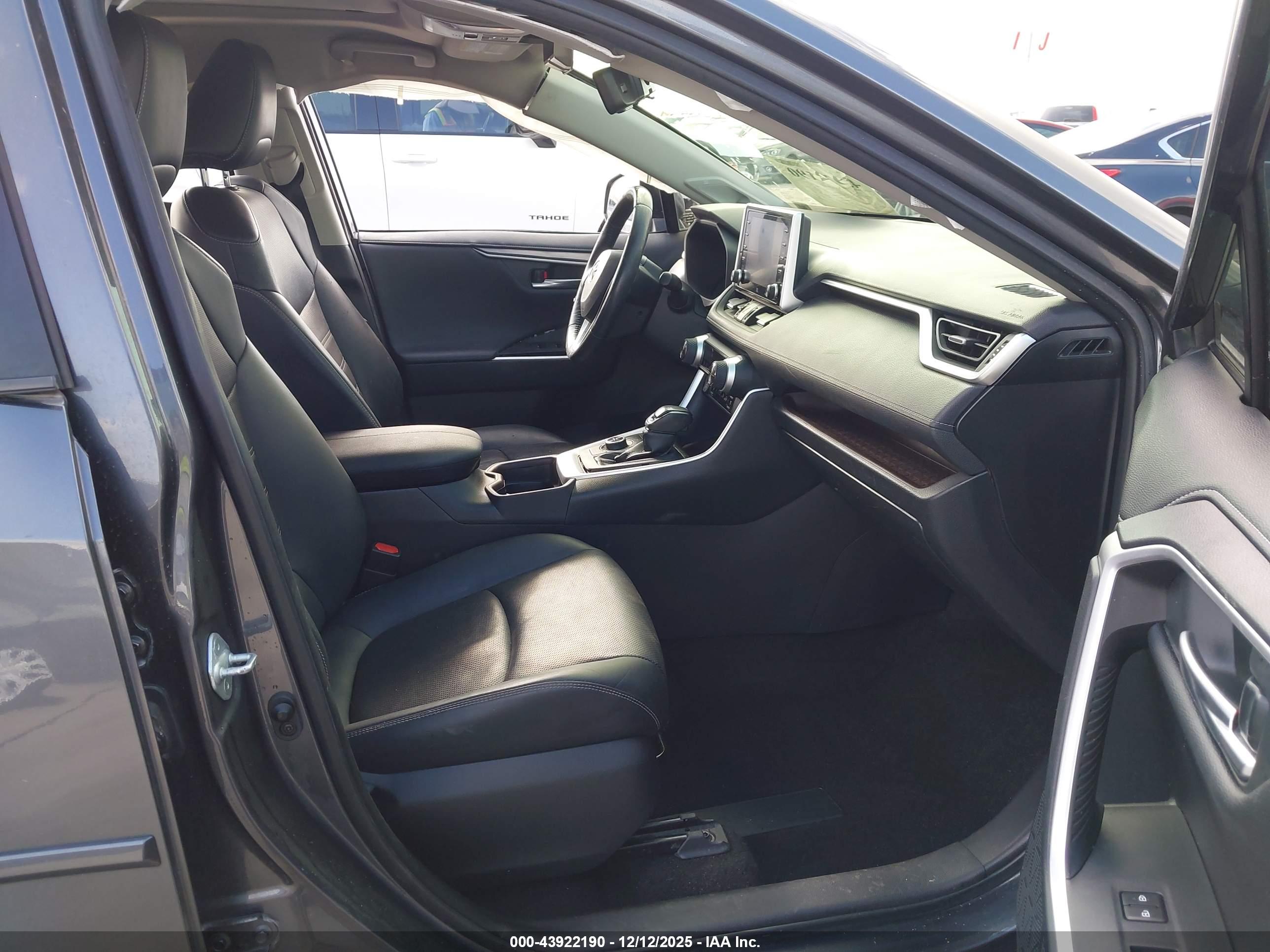 TOYOTA RAV4 image 5
