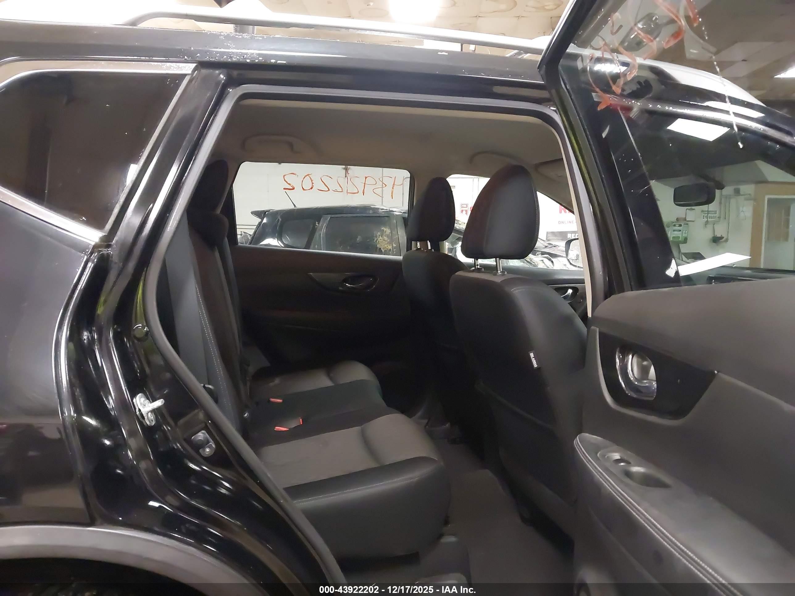 NISSAN ROGUE image 8