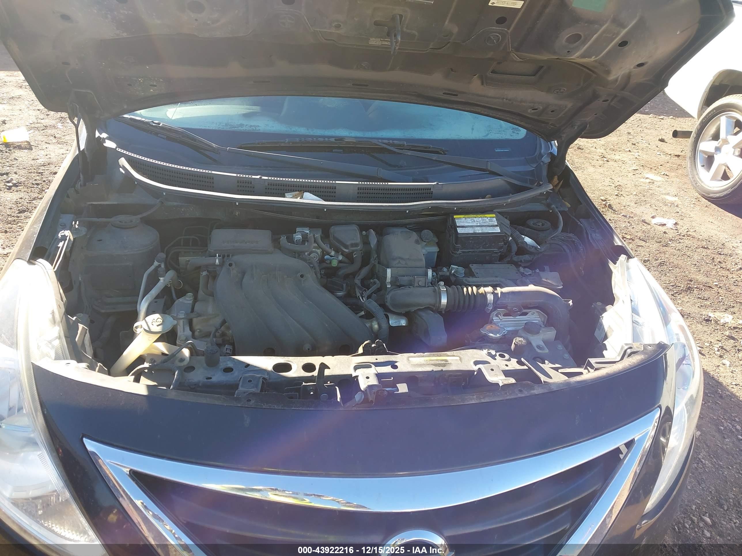 NISSAN VERSA image 10