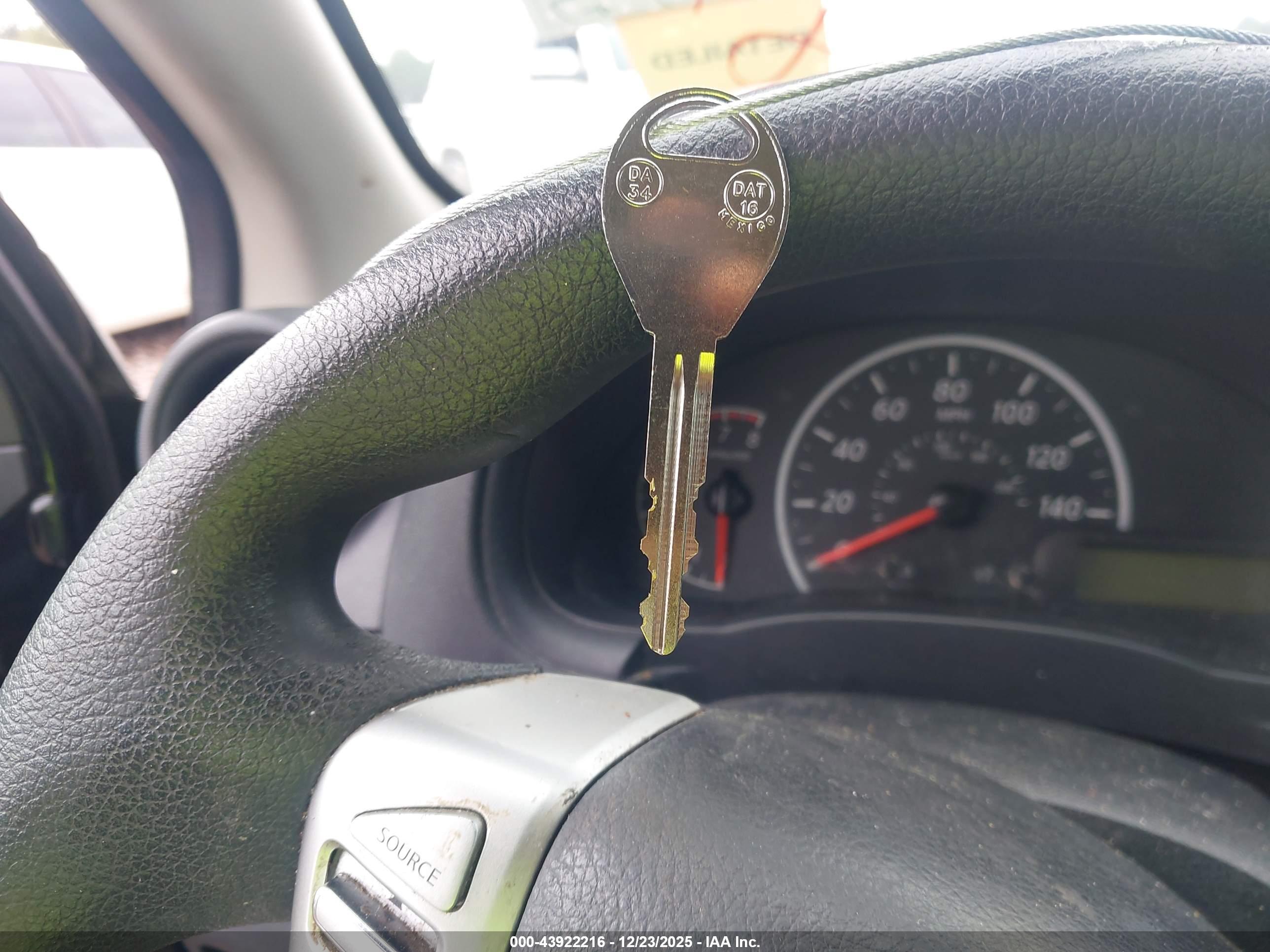 NISSAN VERSA image 11