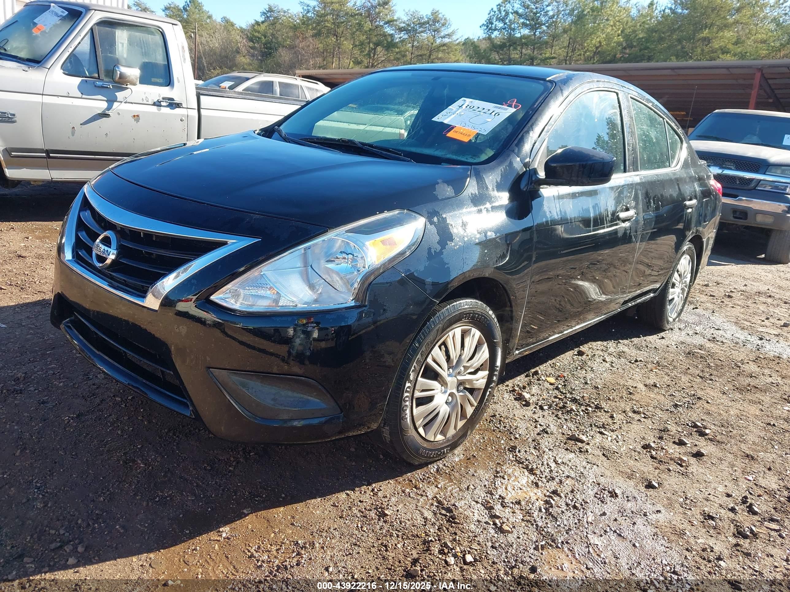 NISSAN VERSA image 2