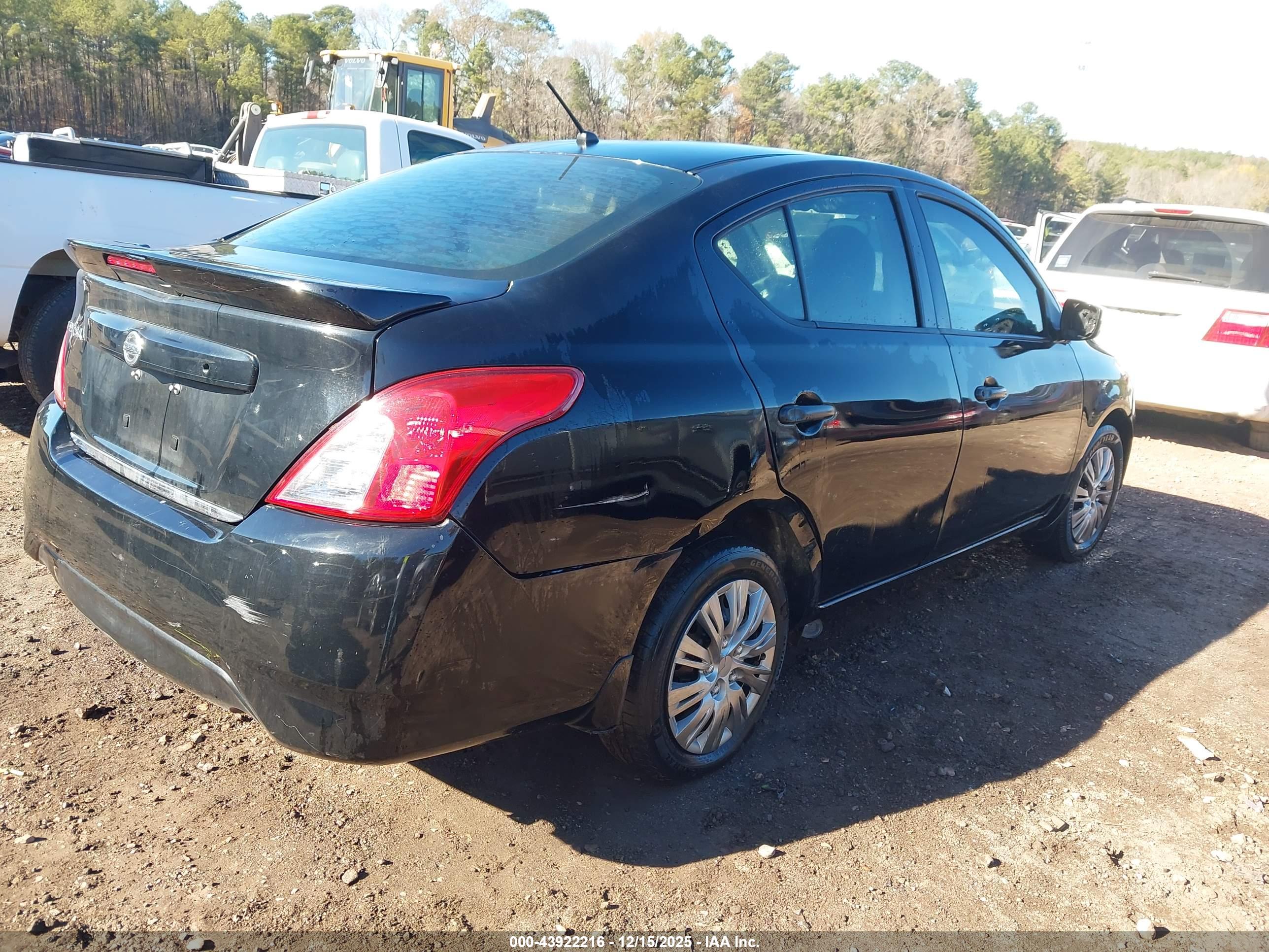 NISSAN VERSA image 4