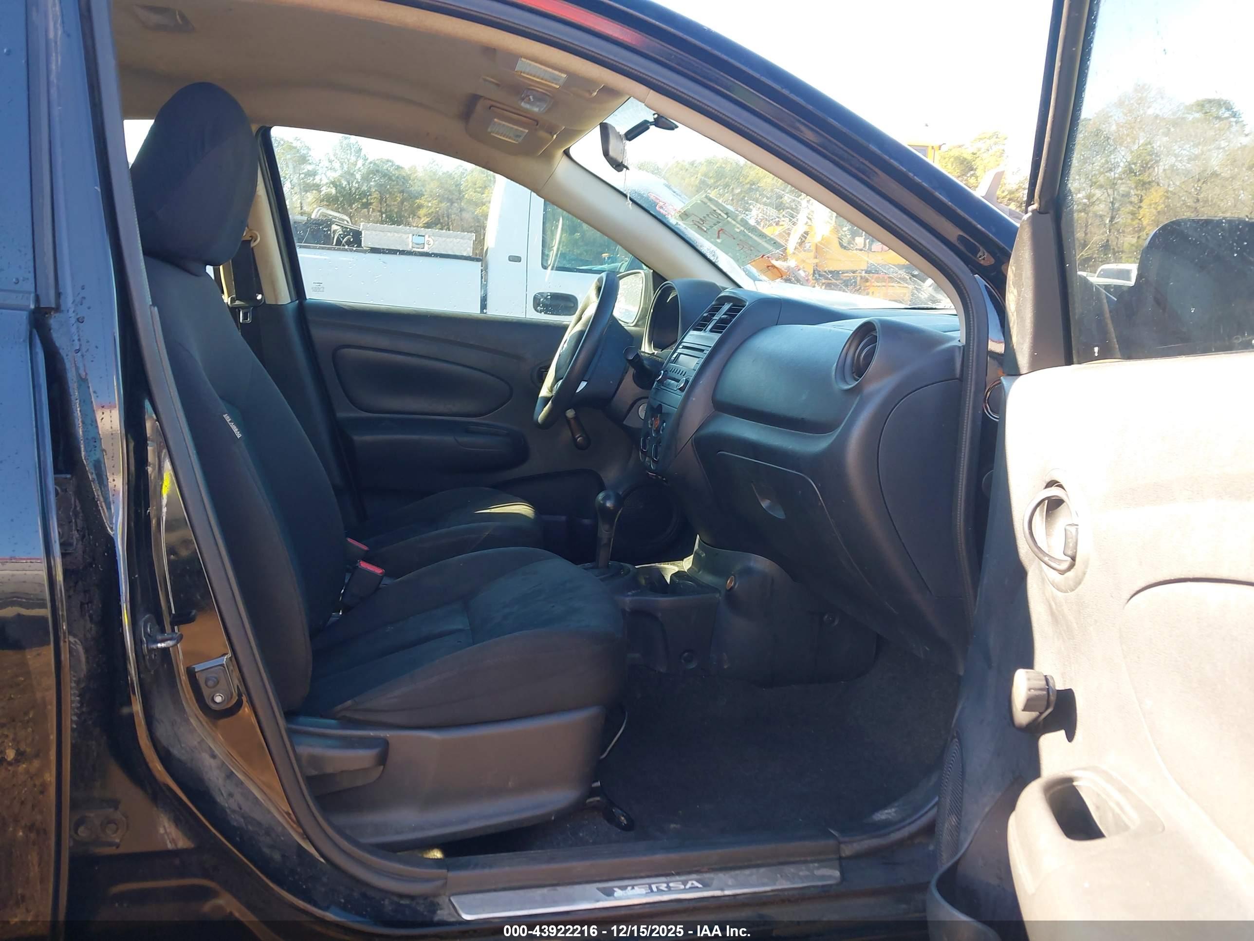 NISSAN VERSA image 5