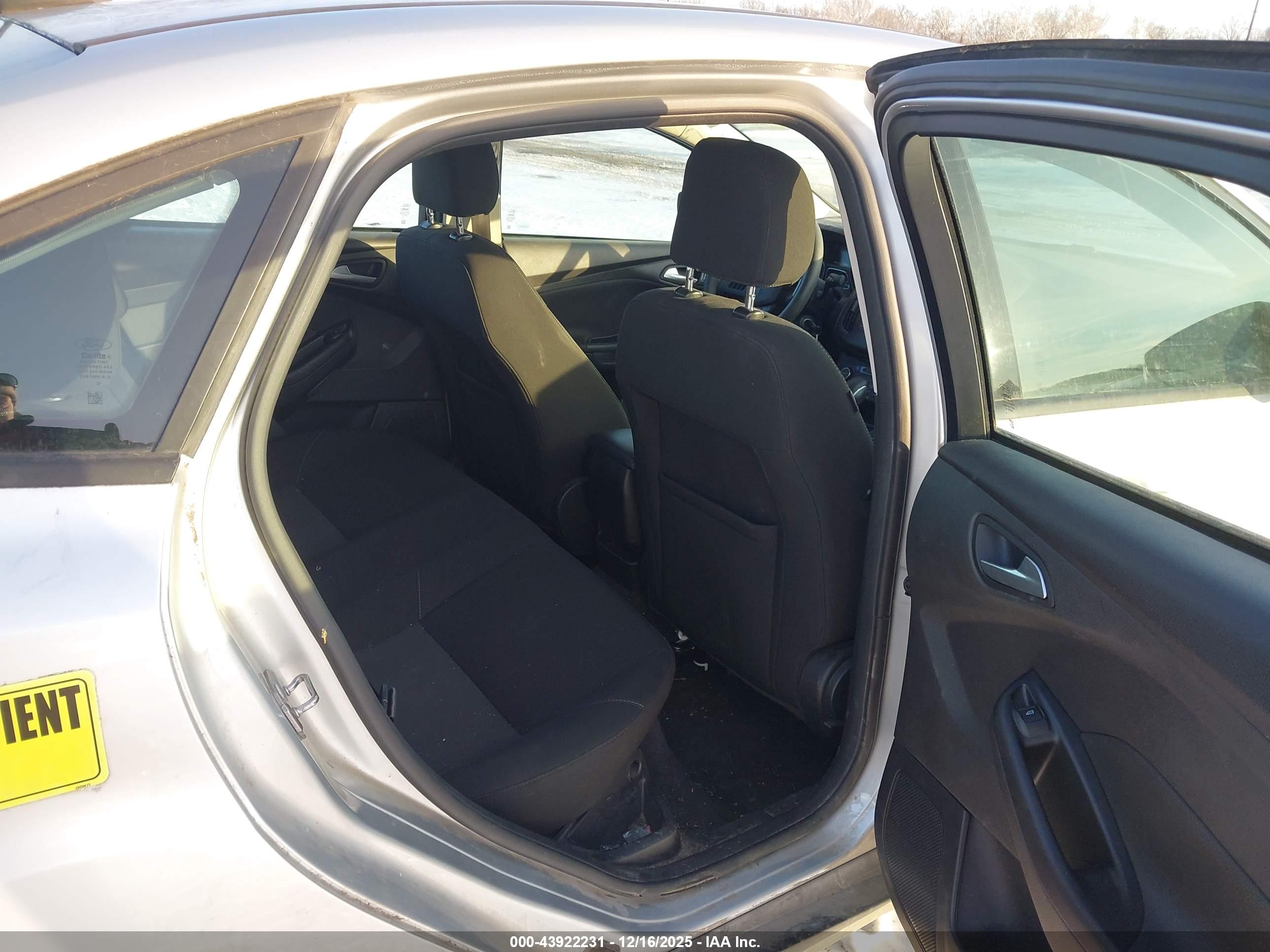 FORD FOCUS image 8