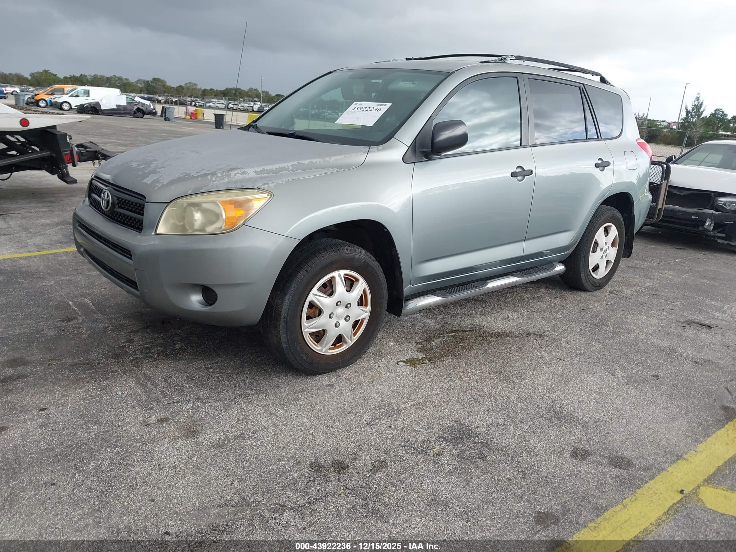 TOYOTA RAV4 image 2