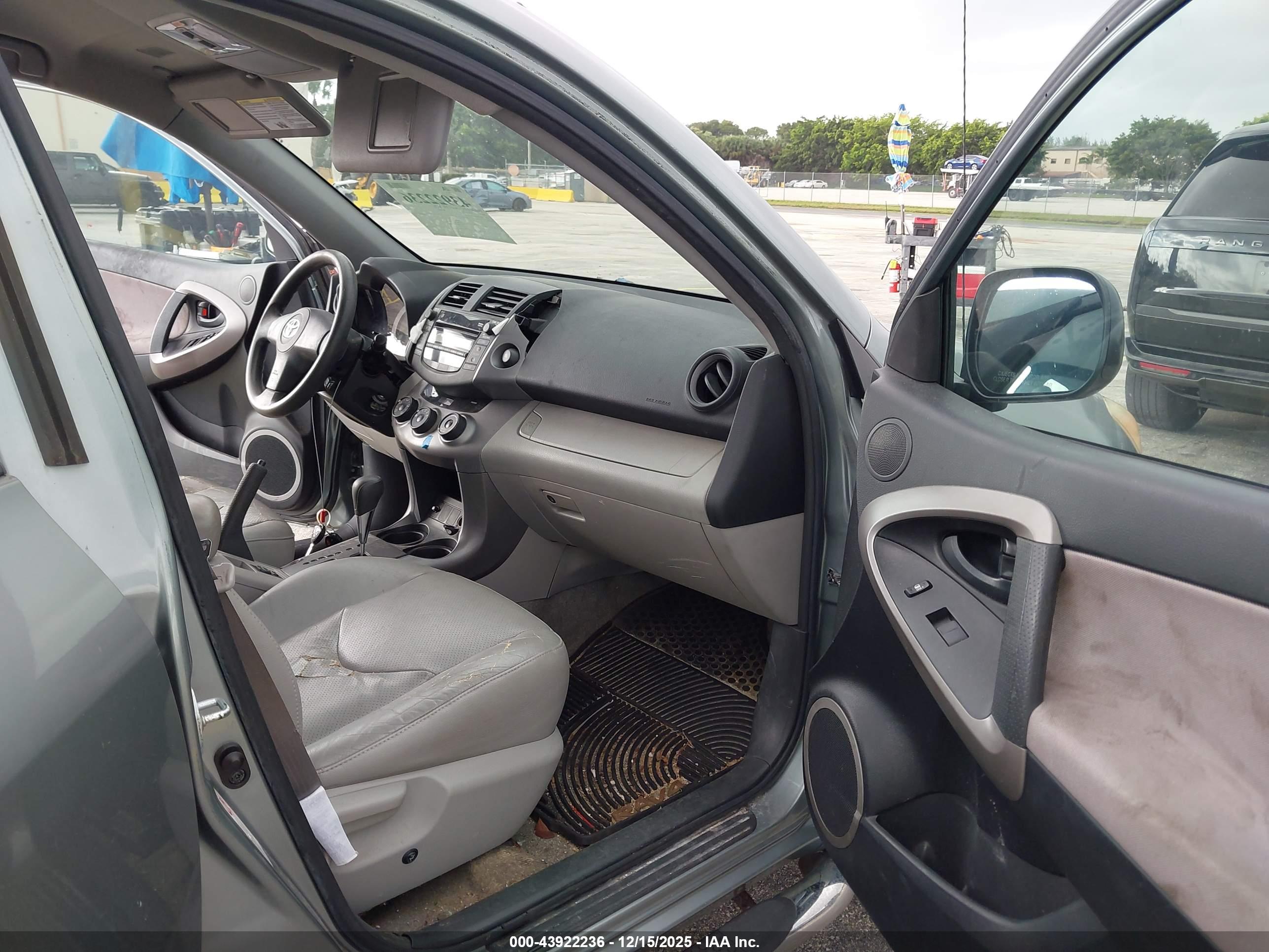TOYOTA RAV4 image 5