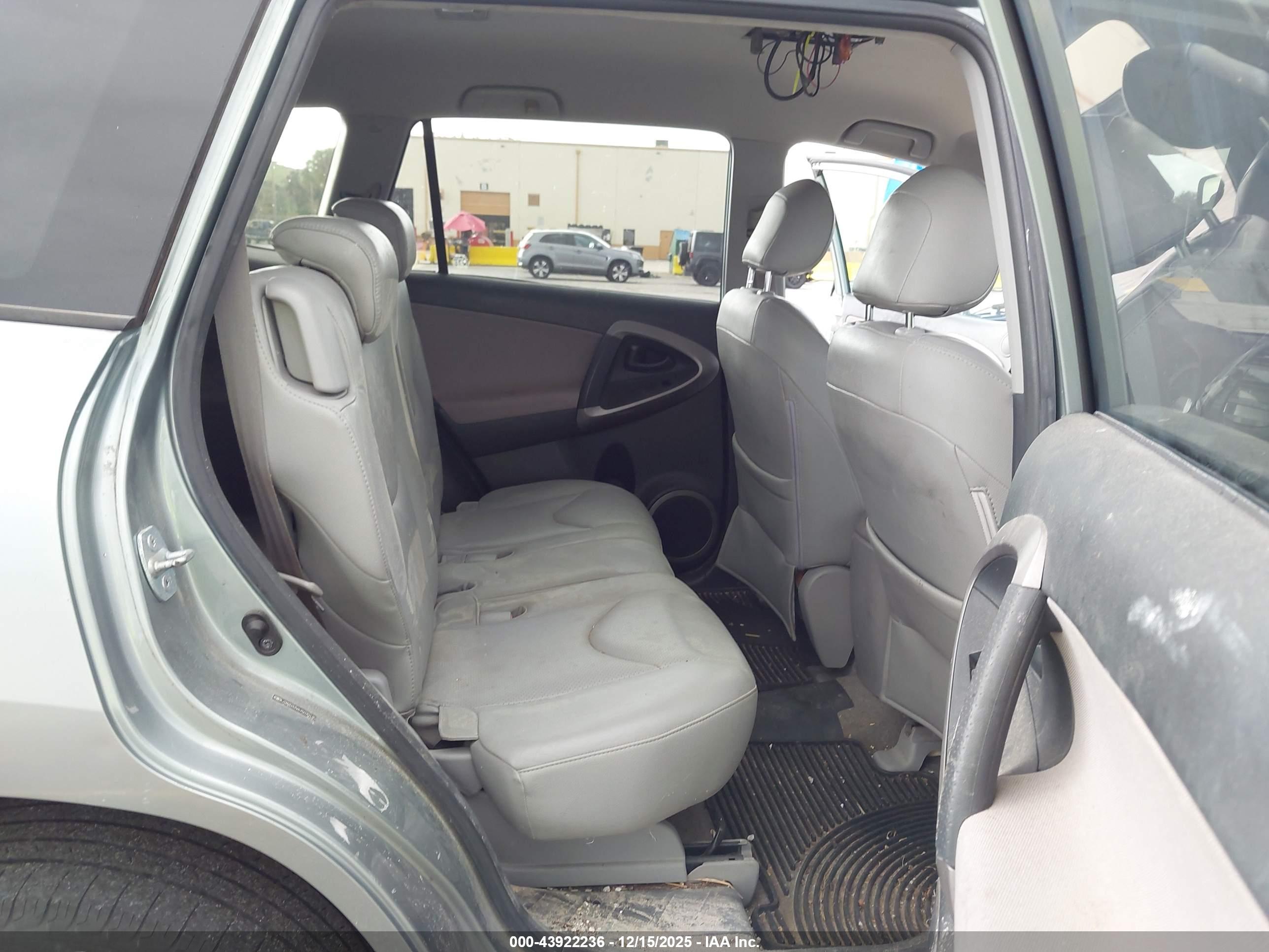 TOYOTA RAV4 image 8