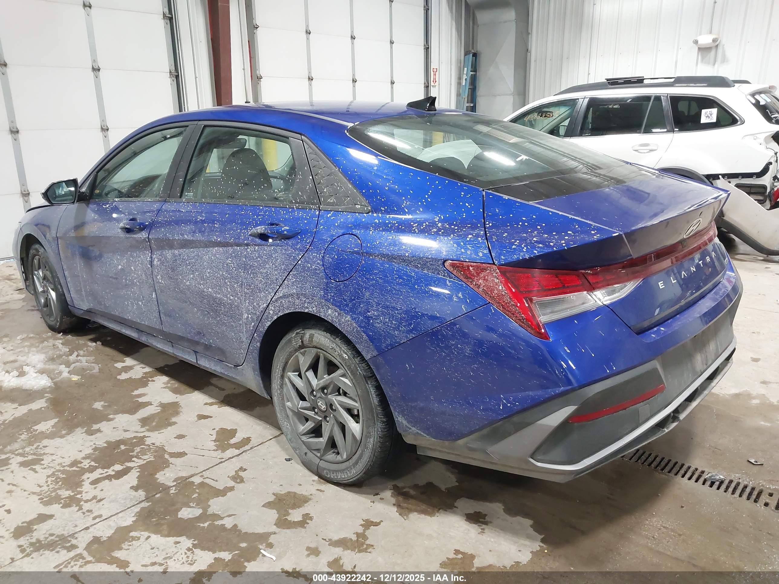 HYUNDAI ELANTRA image 3