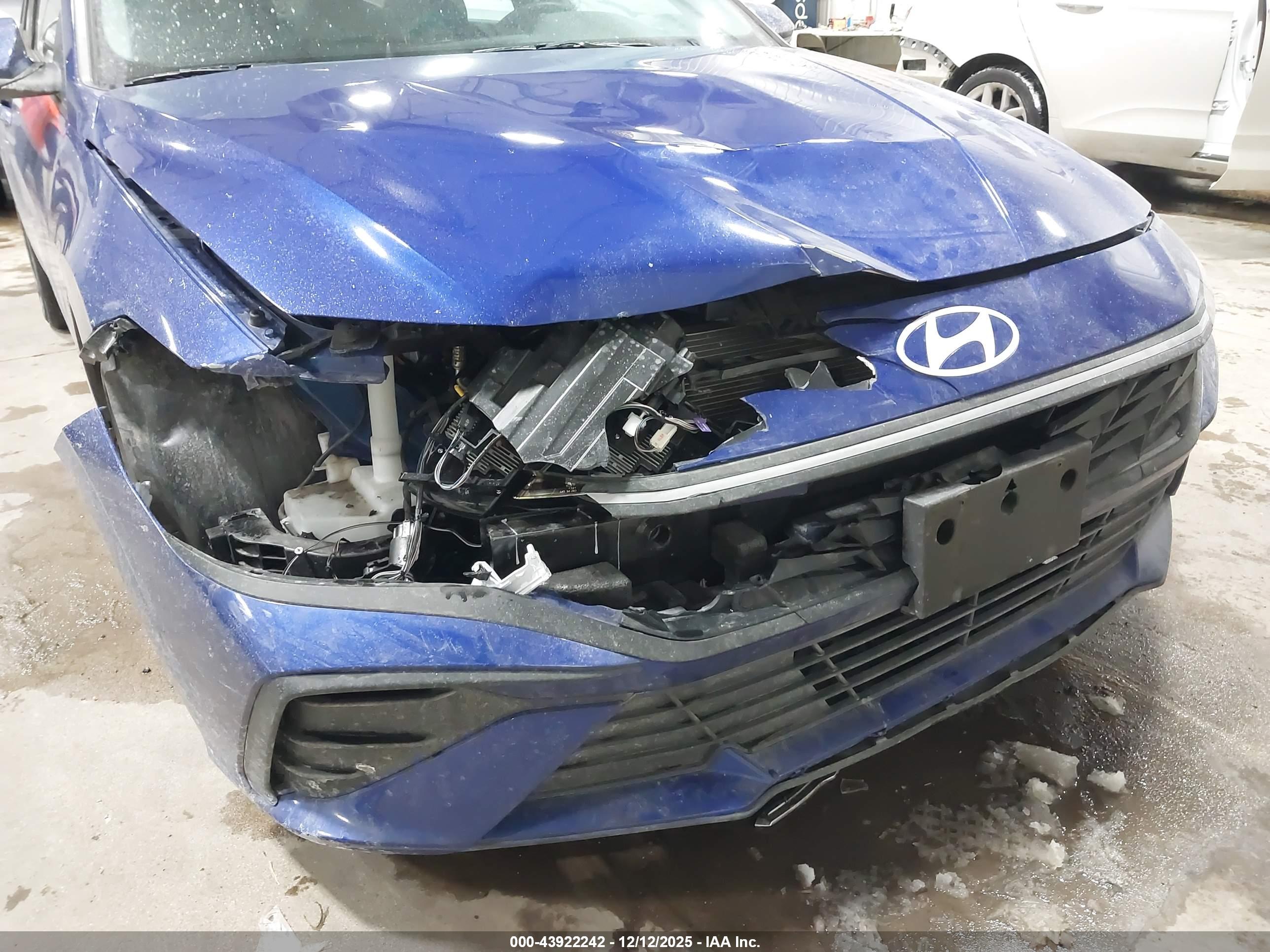 HYUNDAI ELANTRA image 6