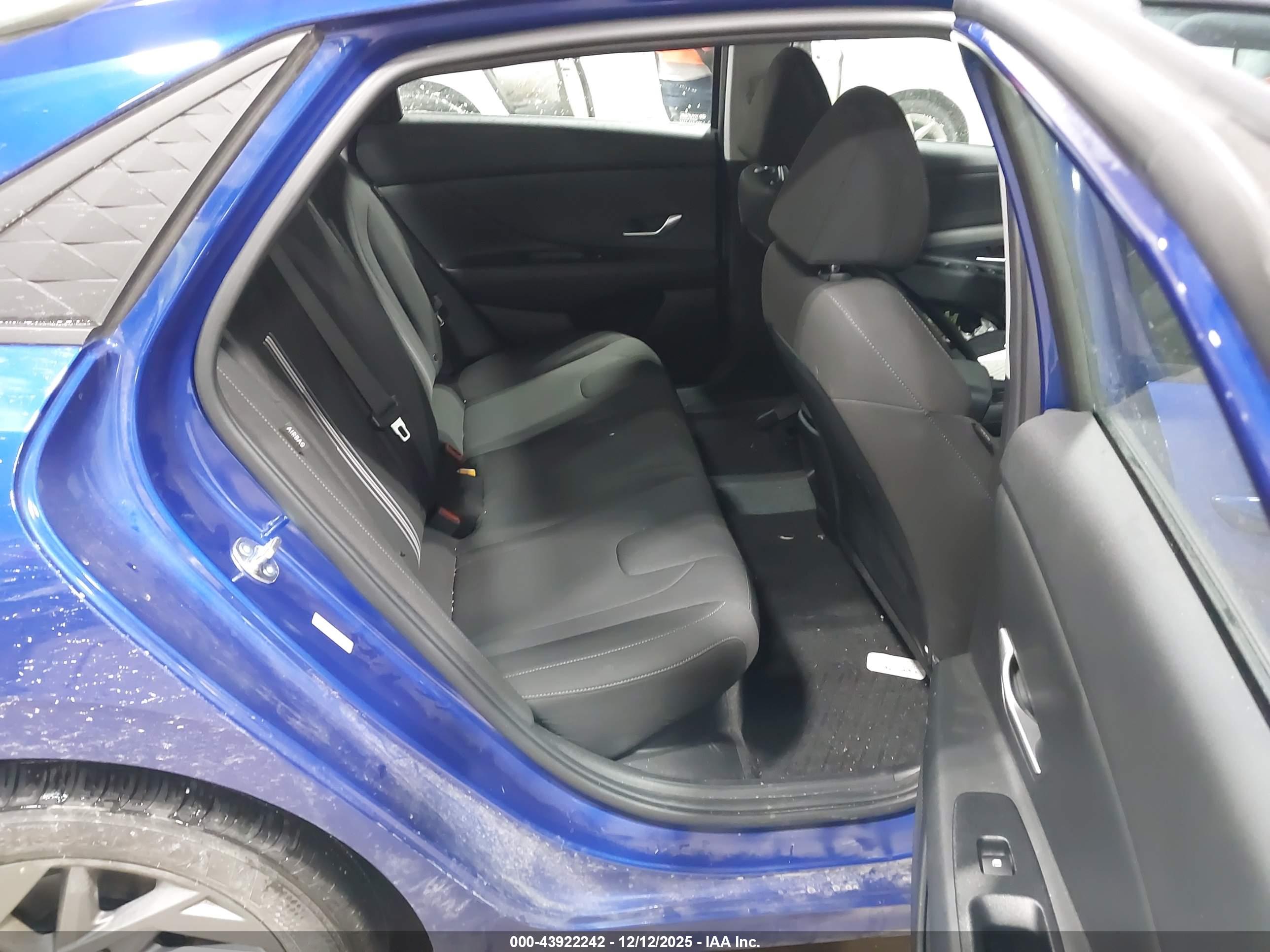 HYUNDAI ELANTRA image 8