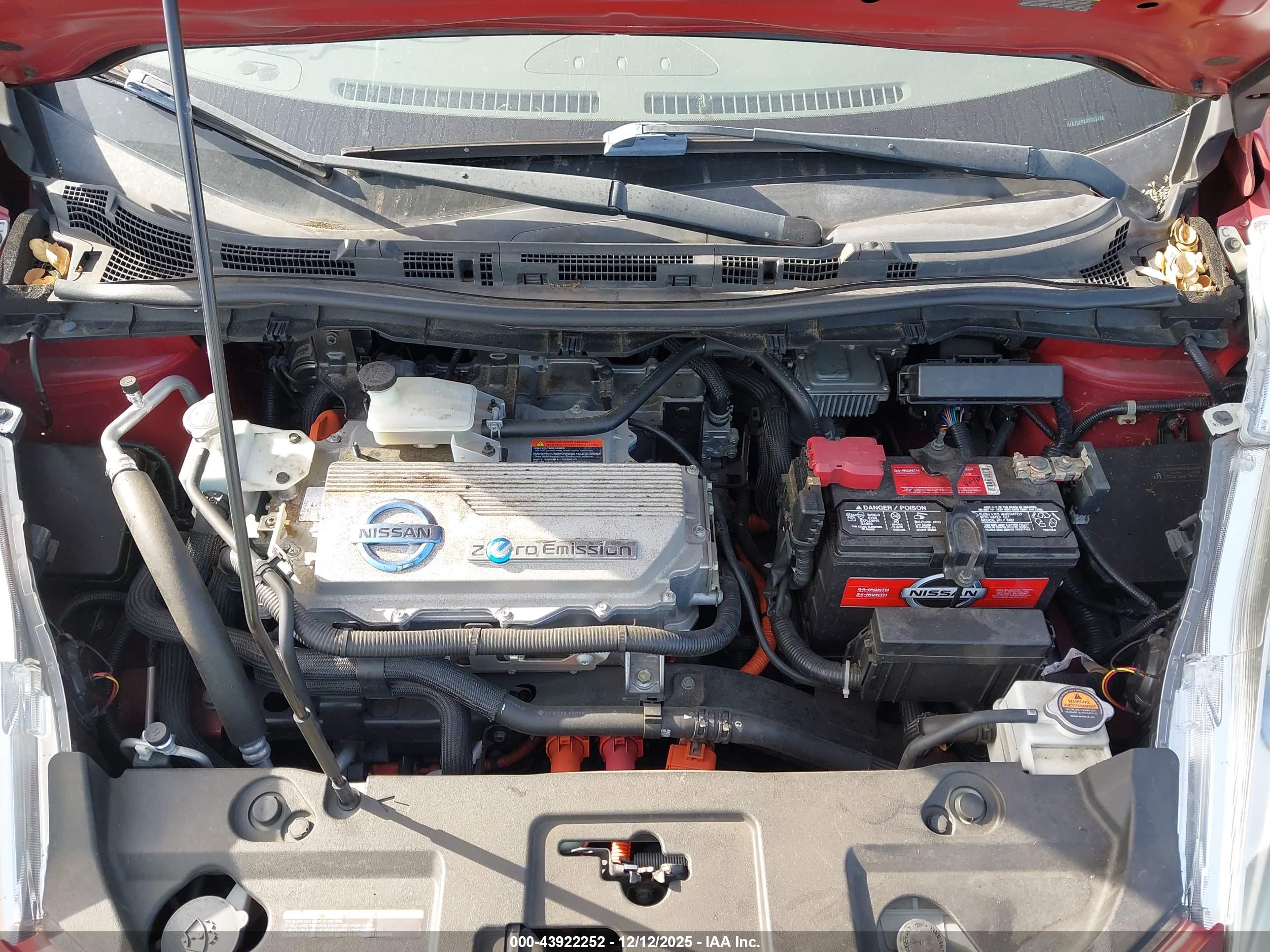 NISSAN LEAF image 10