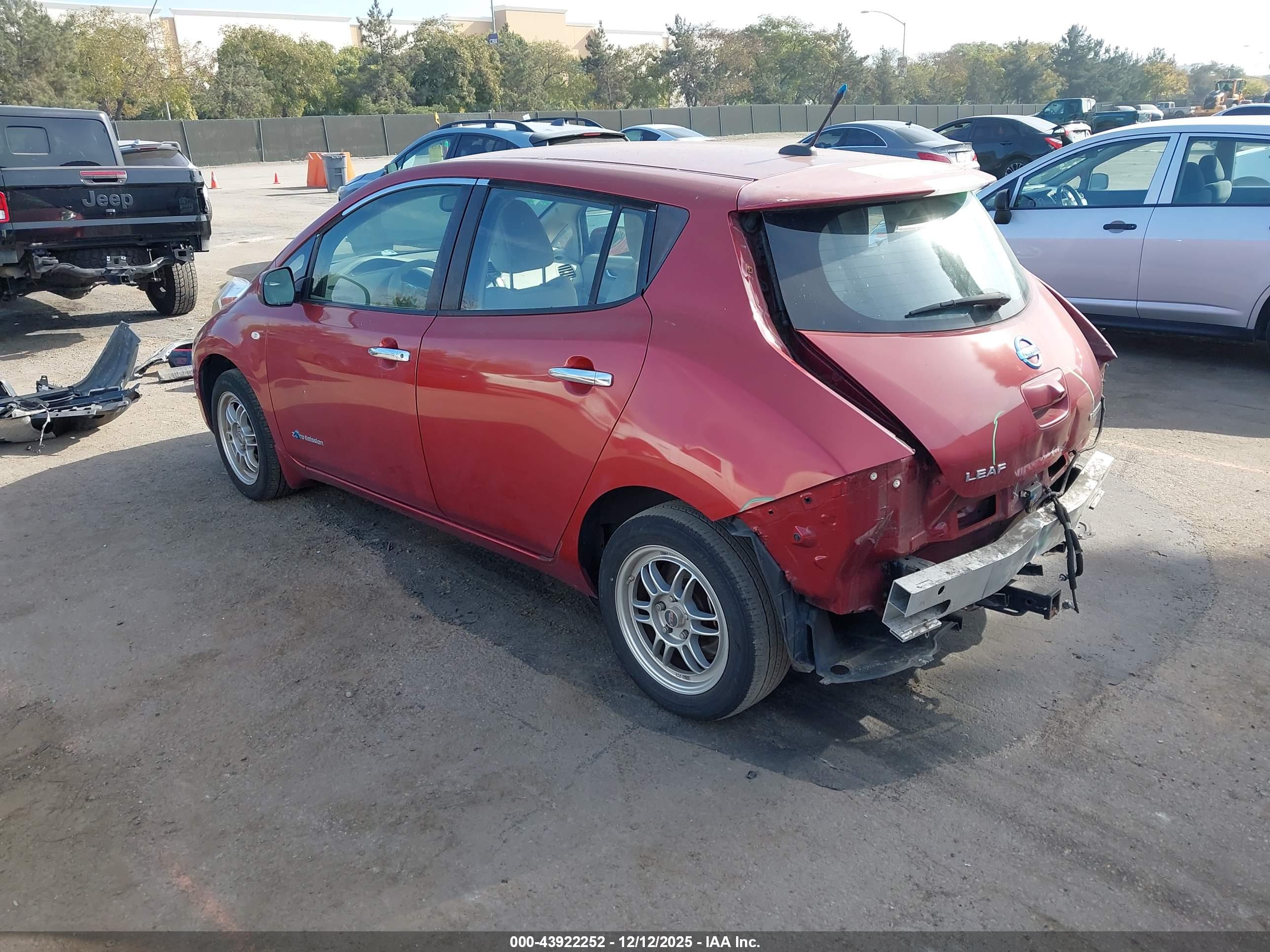 NISSAN LEAF image 3