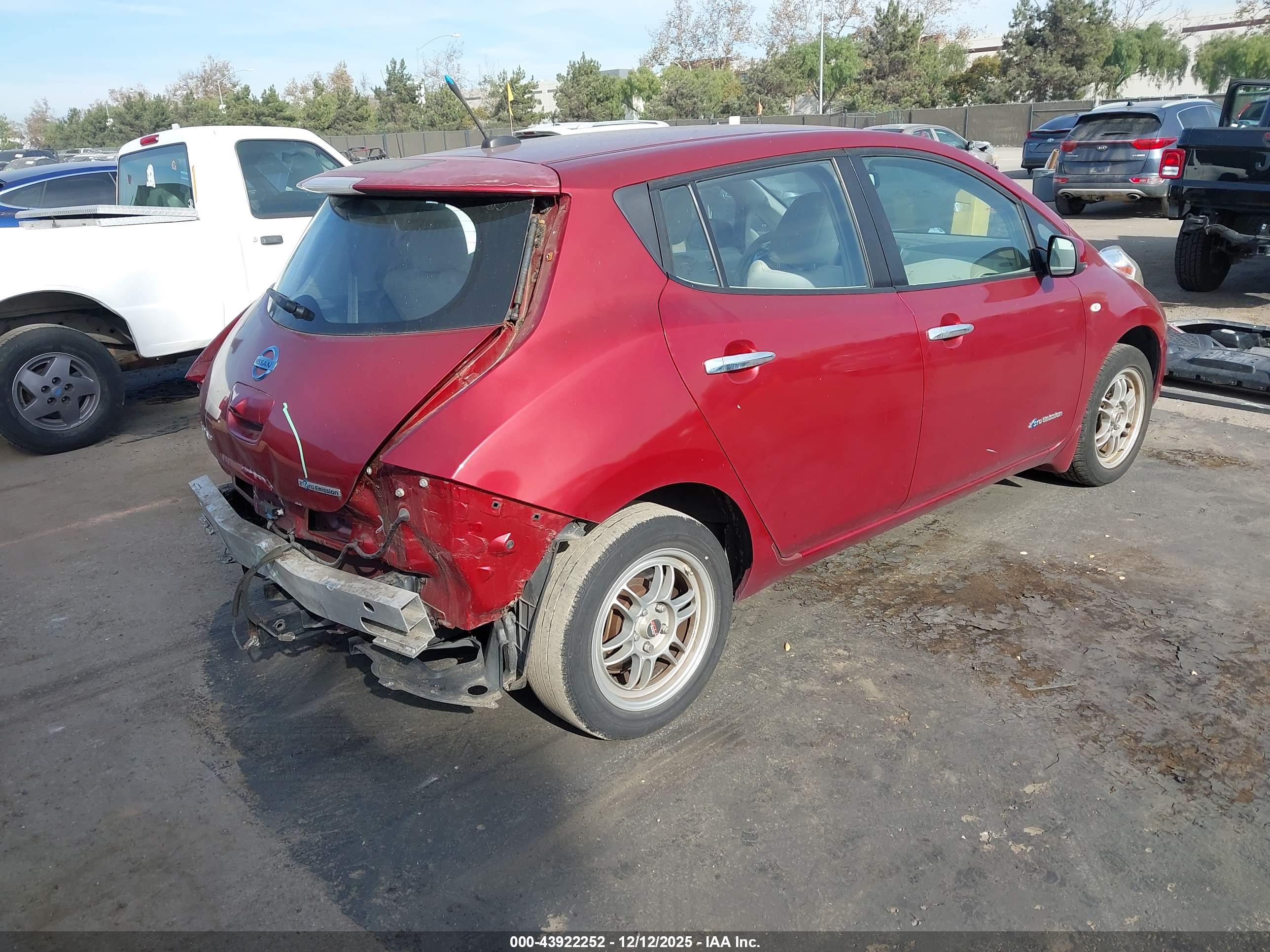 NISSAN LEAF image 4