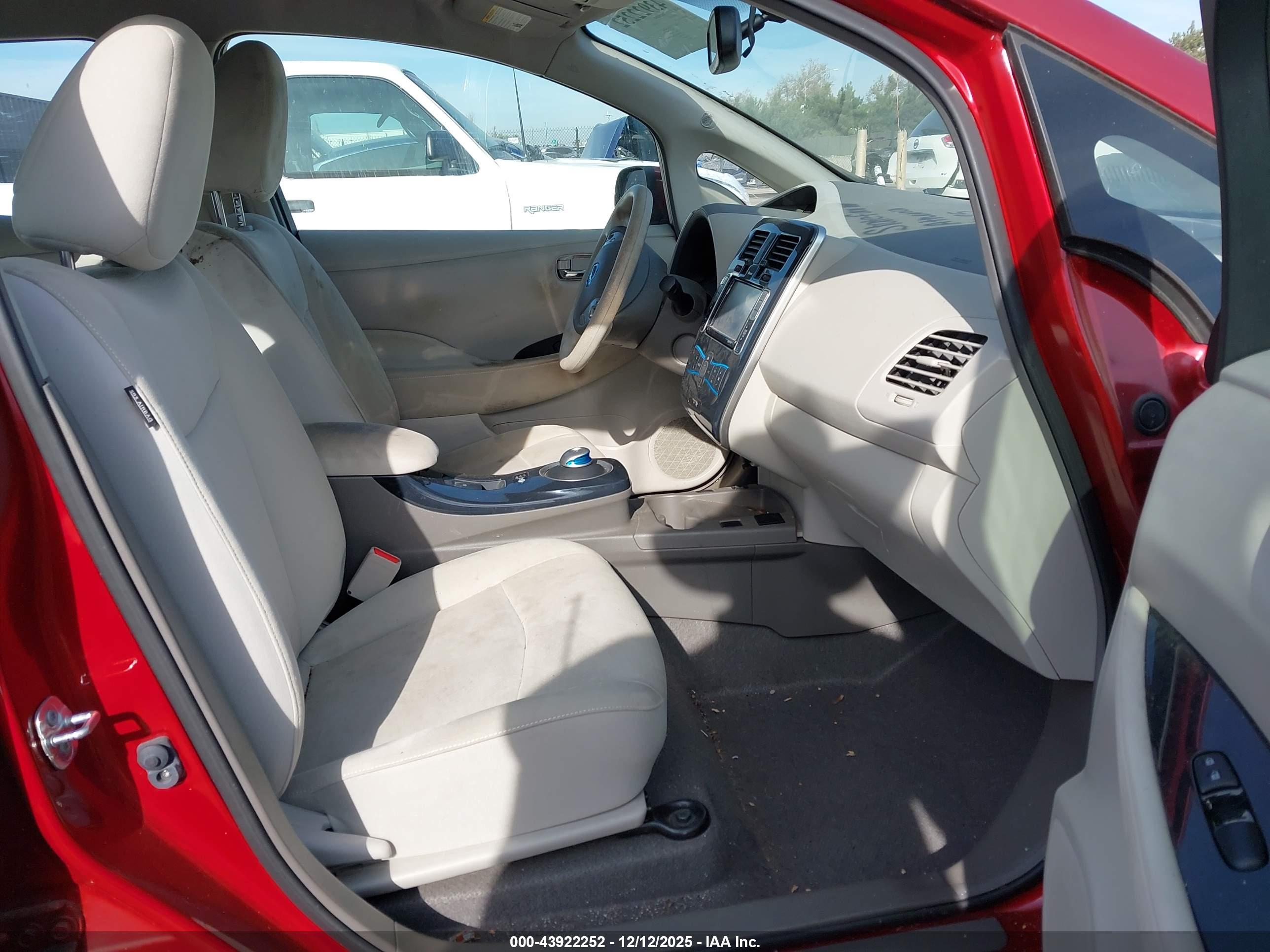 NISSAN LEAF image 5