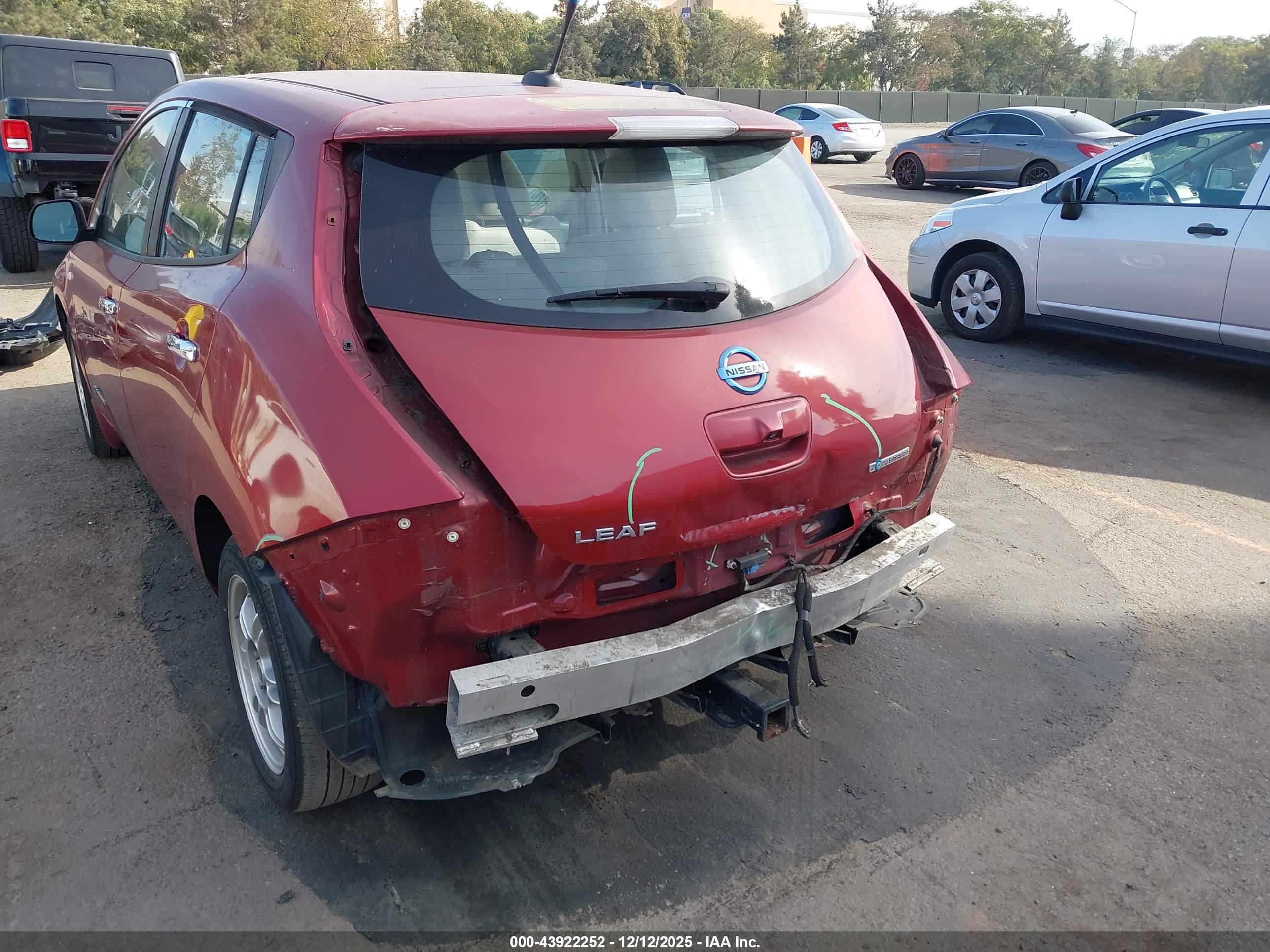 NISSAN LEAF image 6