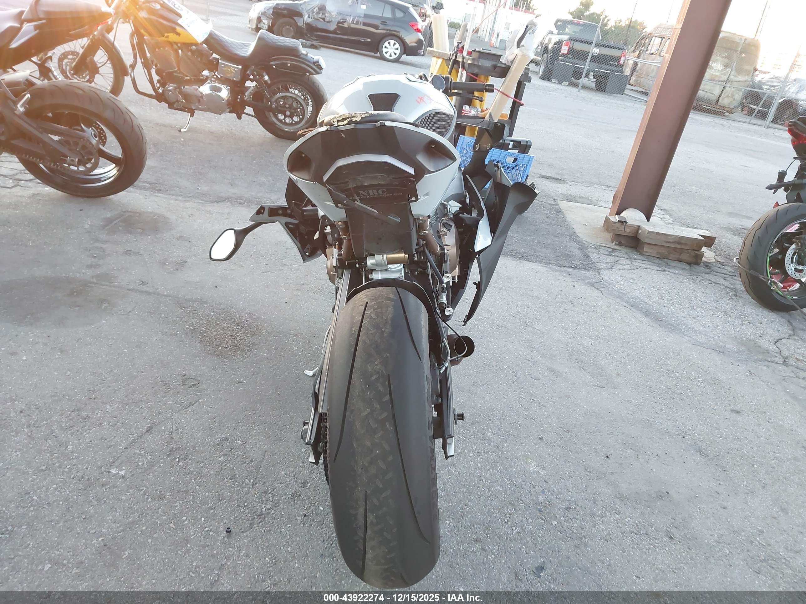 BMW S image 6