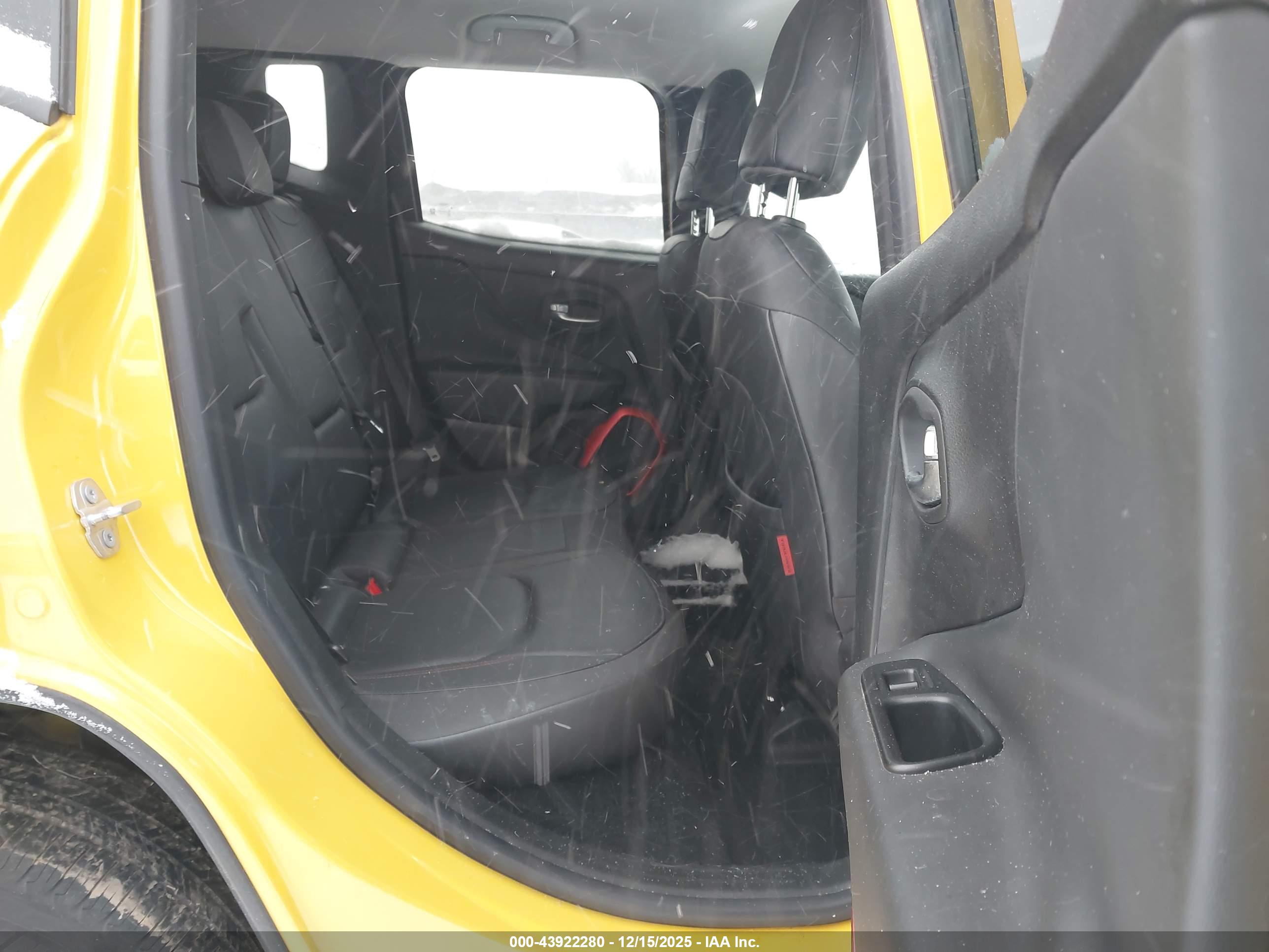 JEEP RENEGADE image 8