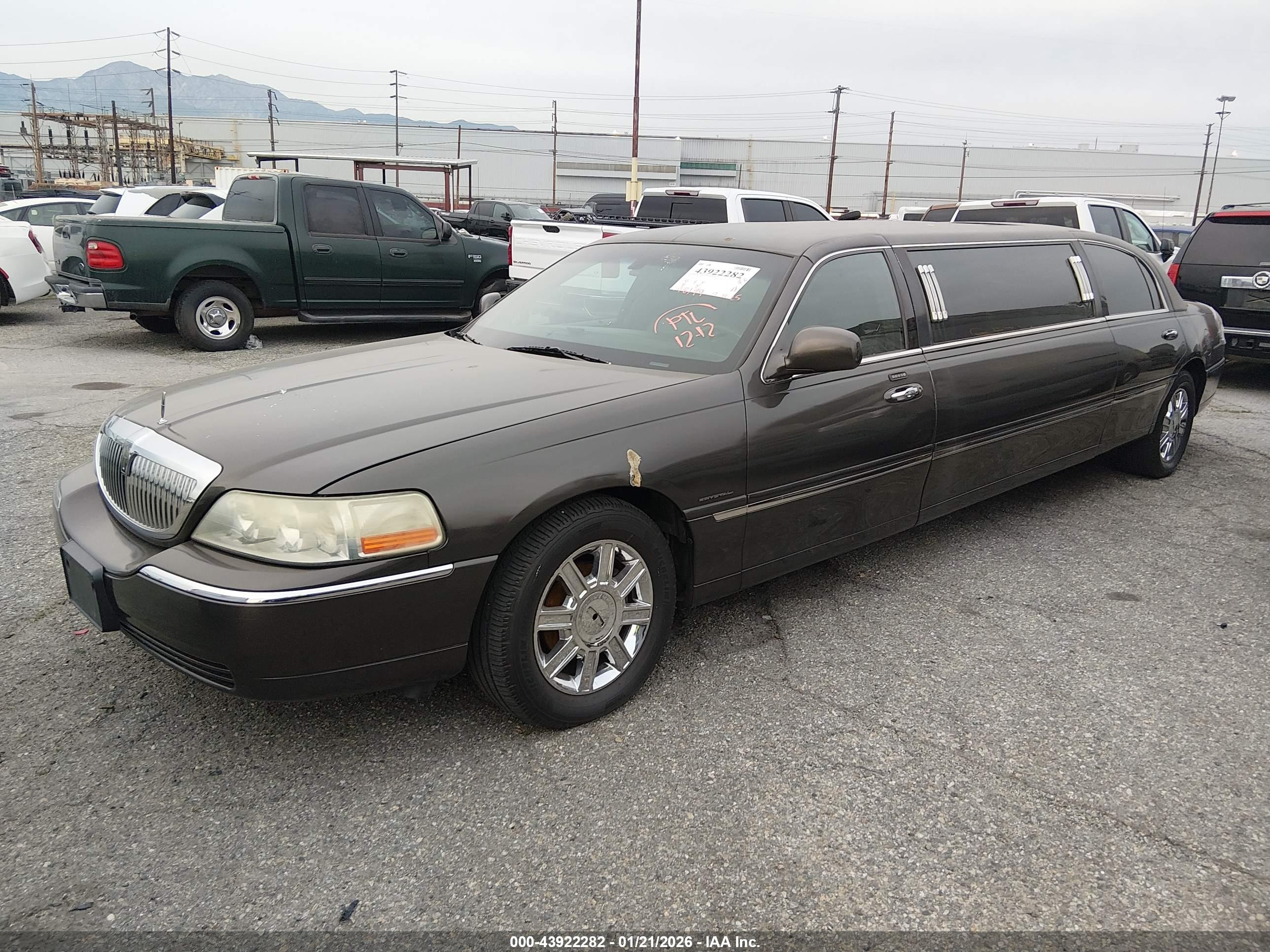 LINCOLN TOWN image 2