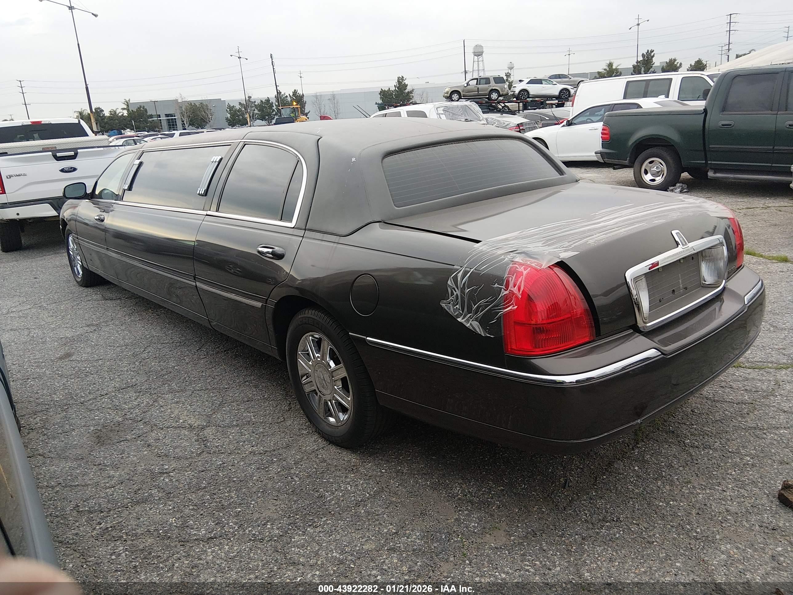 LINCOLN TOWN image 3