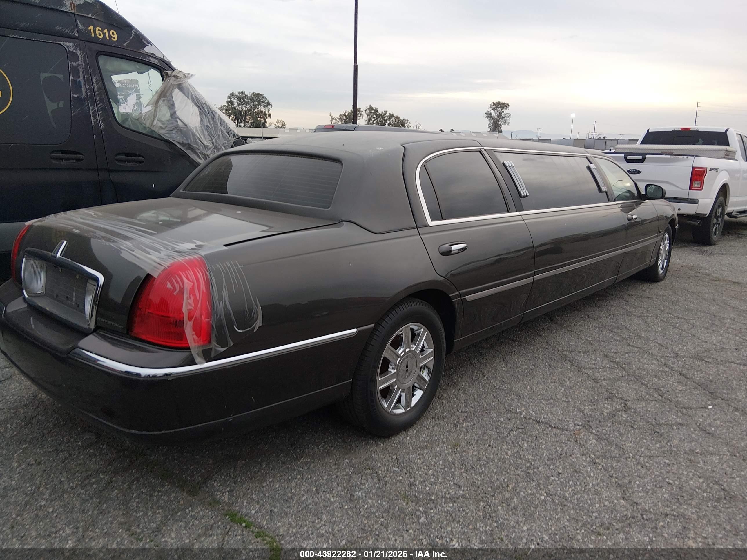 LINCOLN TOWN image 4