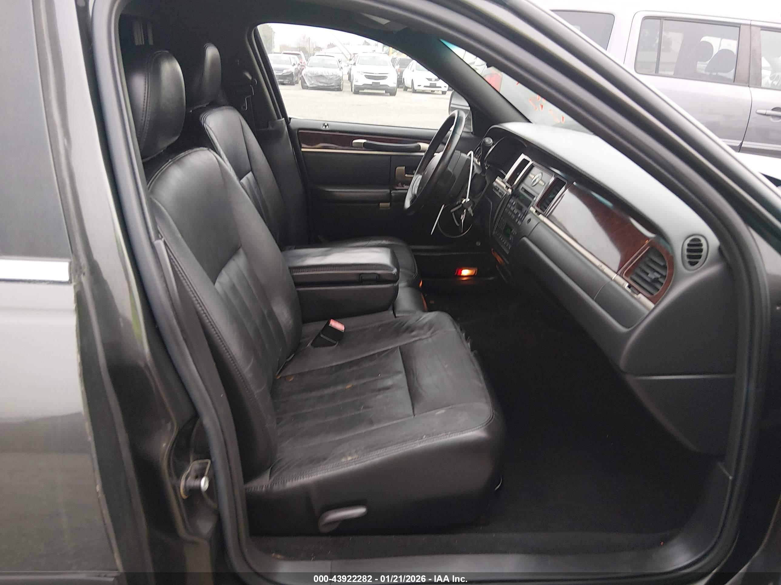 LINCOLN TOWN image 5