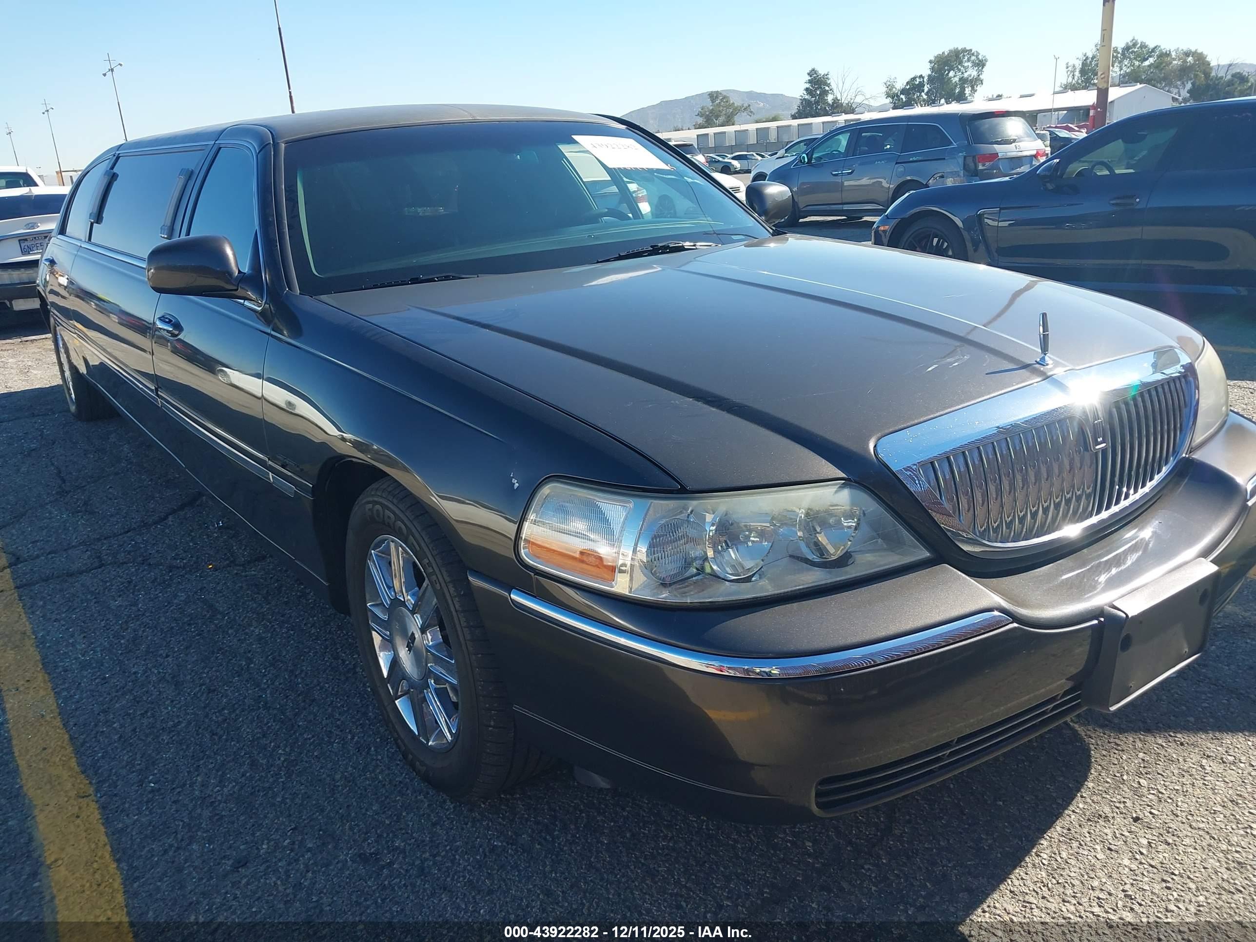 LINCOLN TOWN image 6