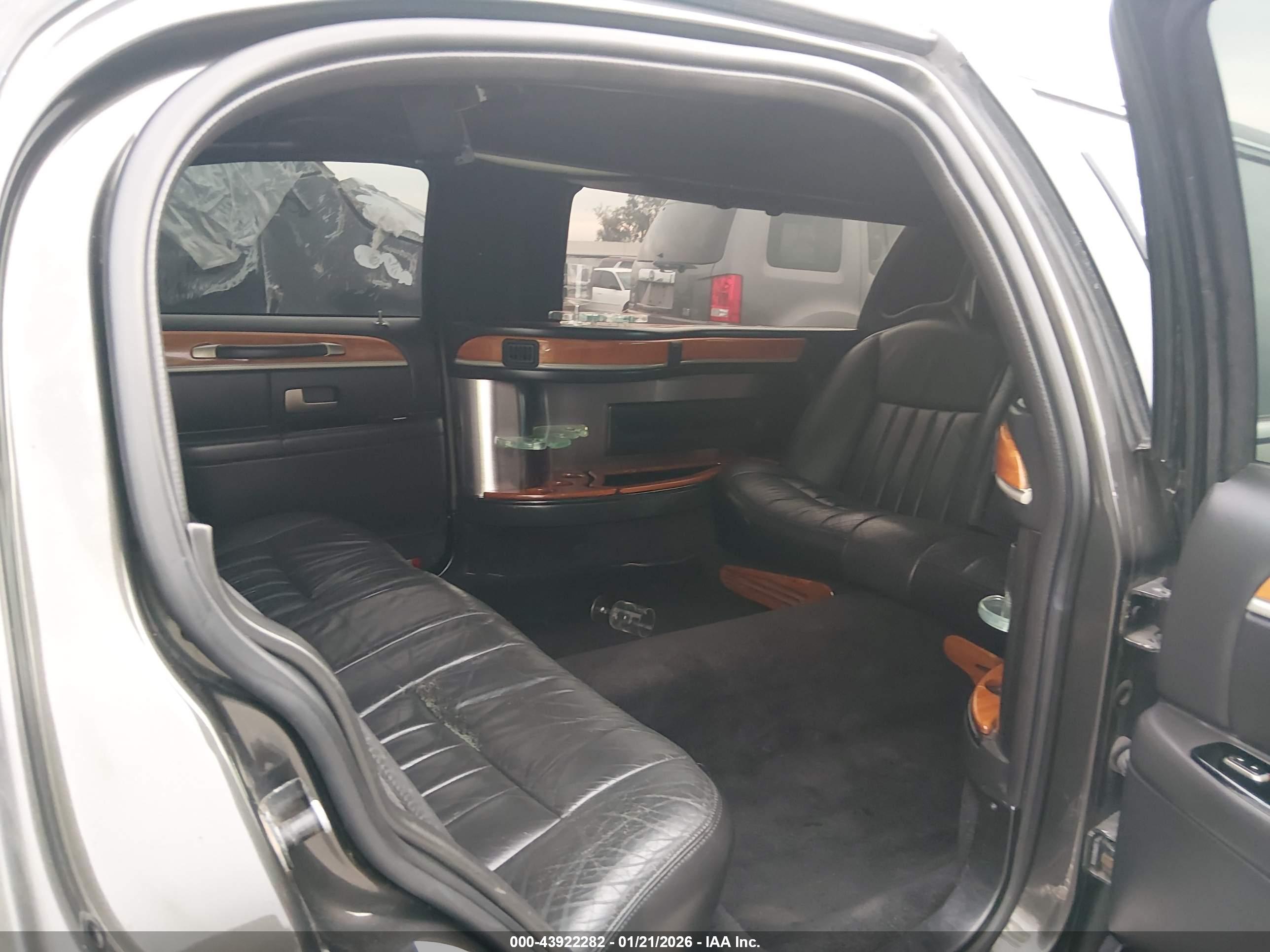 LINCOLN TOWN image 8