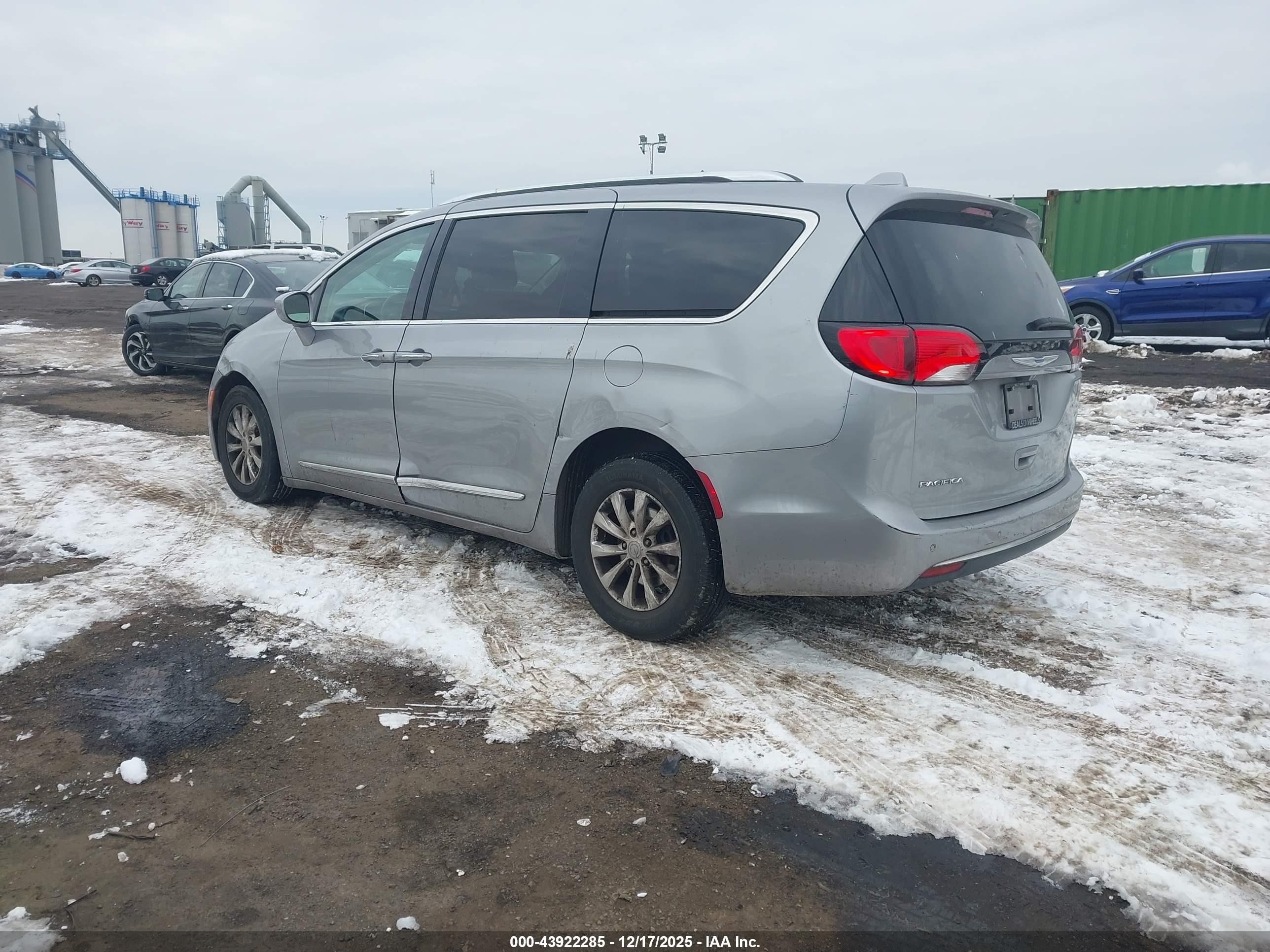 CHRYSLER PACIFICA image 3