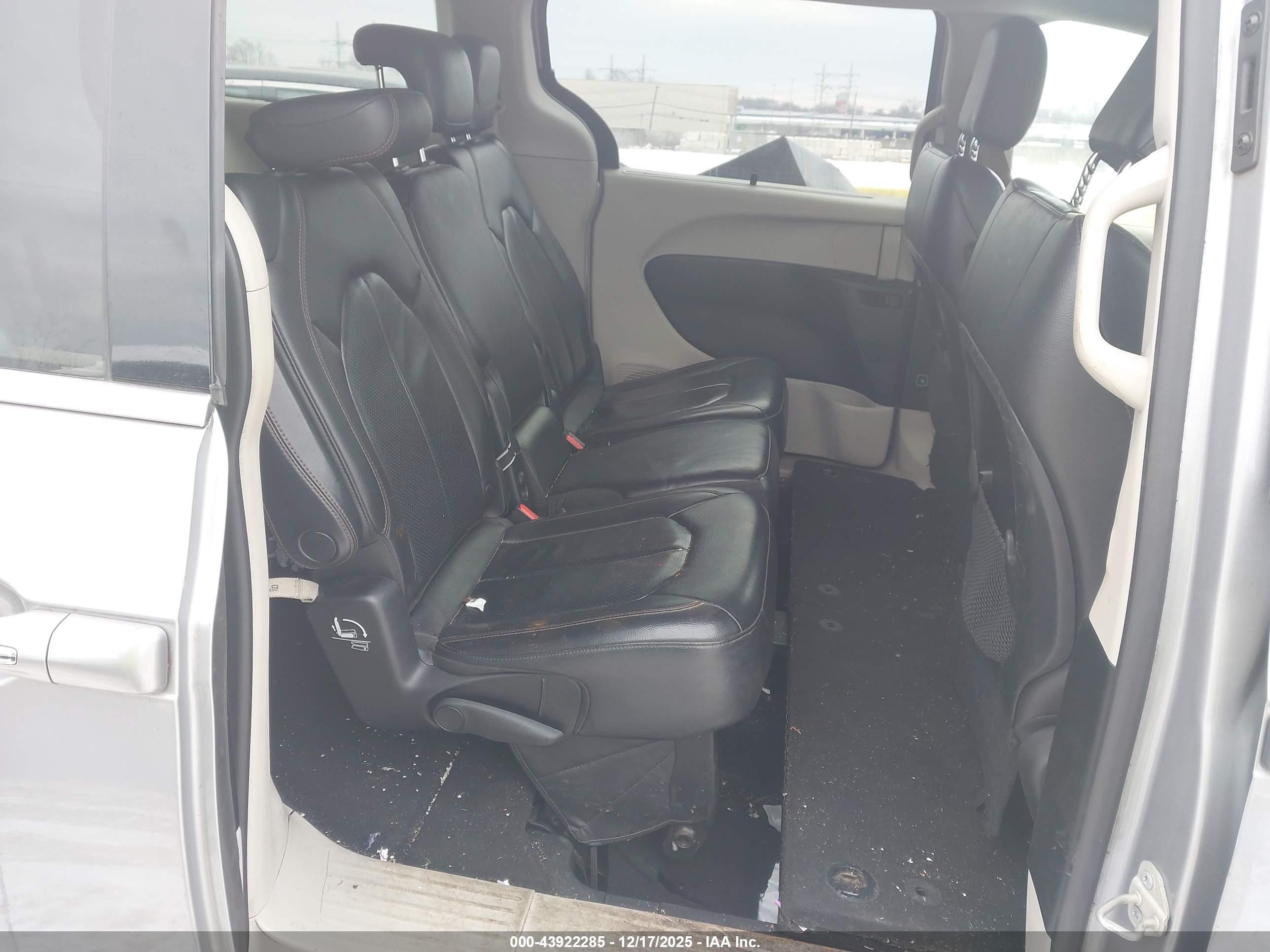CHRYSLER PACIFICA image 8
