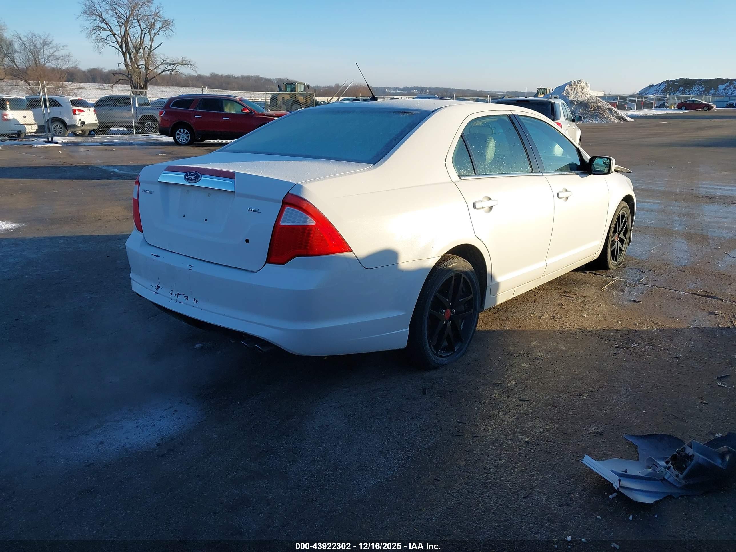 FORD FUSION image 4