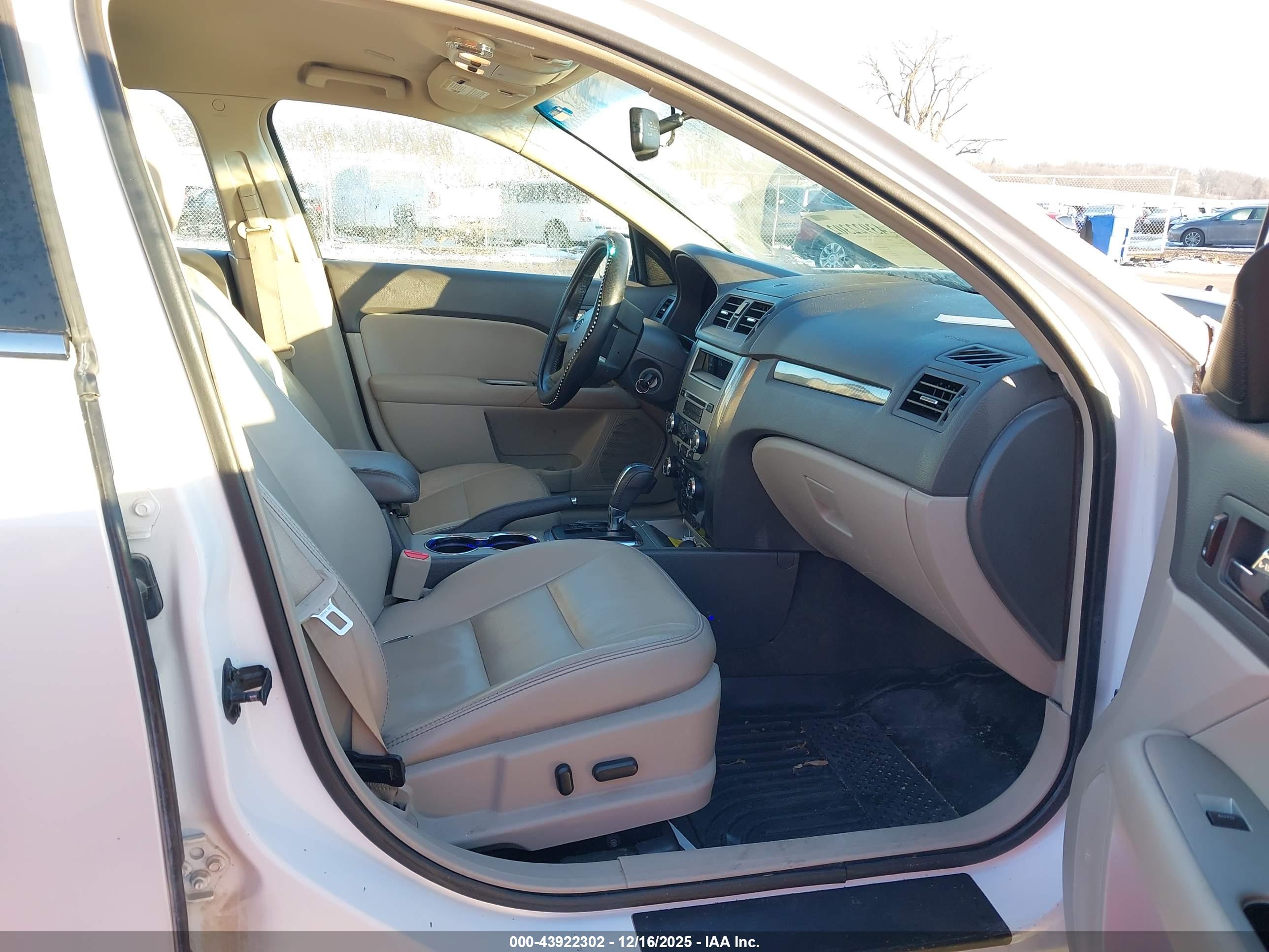 FORD FUSION image 5